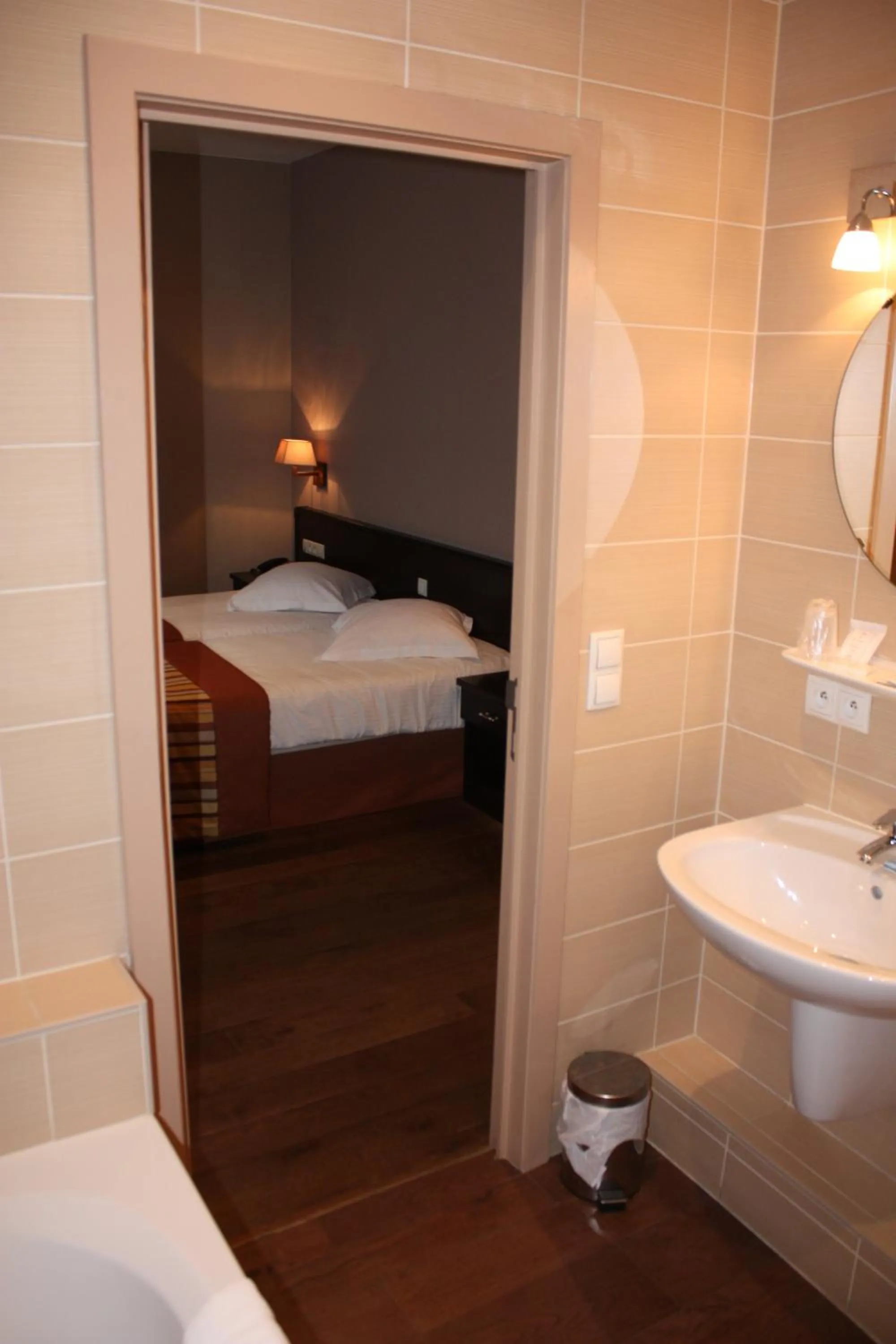 Bathroom, Bed in Hotel Giorgi et logements insolites-jacuzzi privé