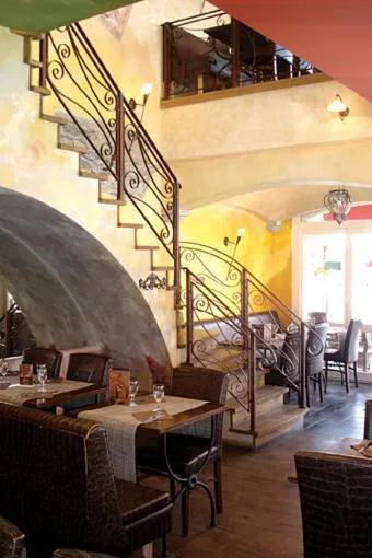 Restaurant/places to eat in Hotel Giorgi et logements insolites-jacuzzi privé