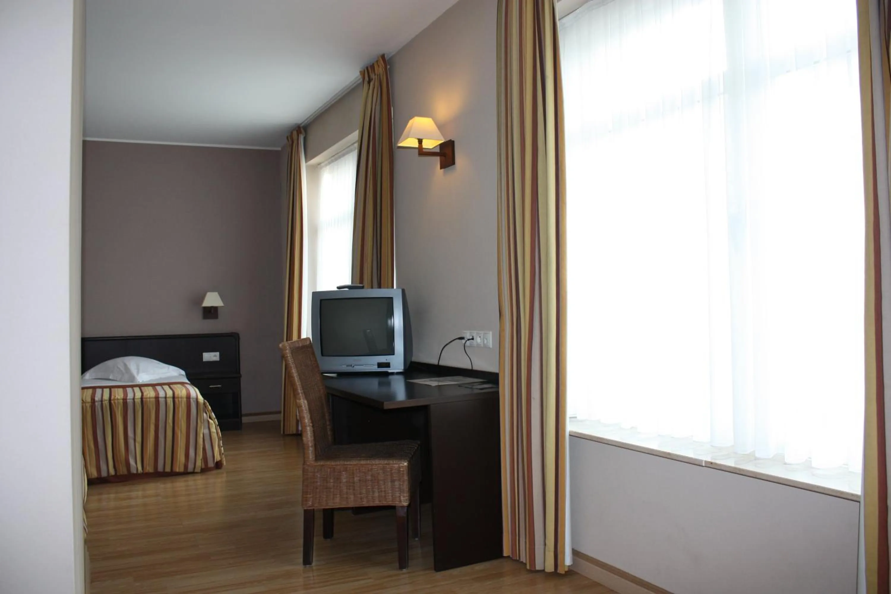 TV and multimedia, Bed in Hotel Giorgi et logements insolites-jacuzzi privé