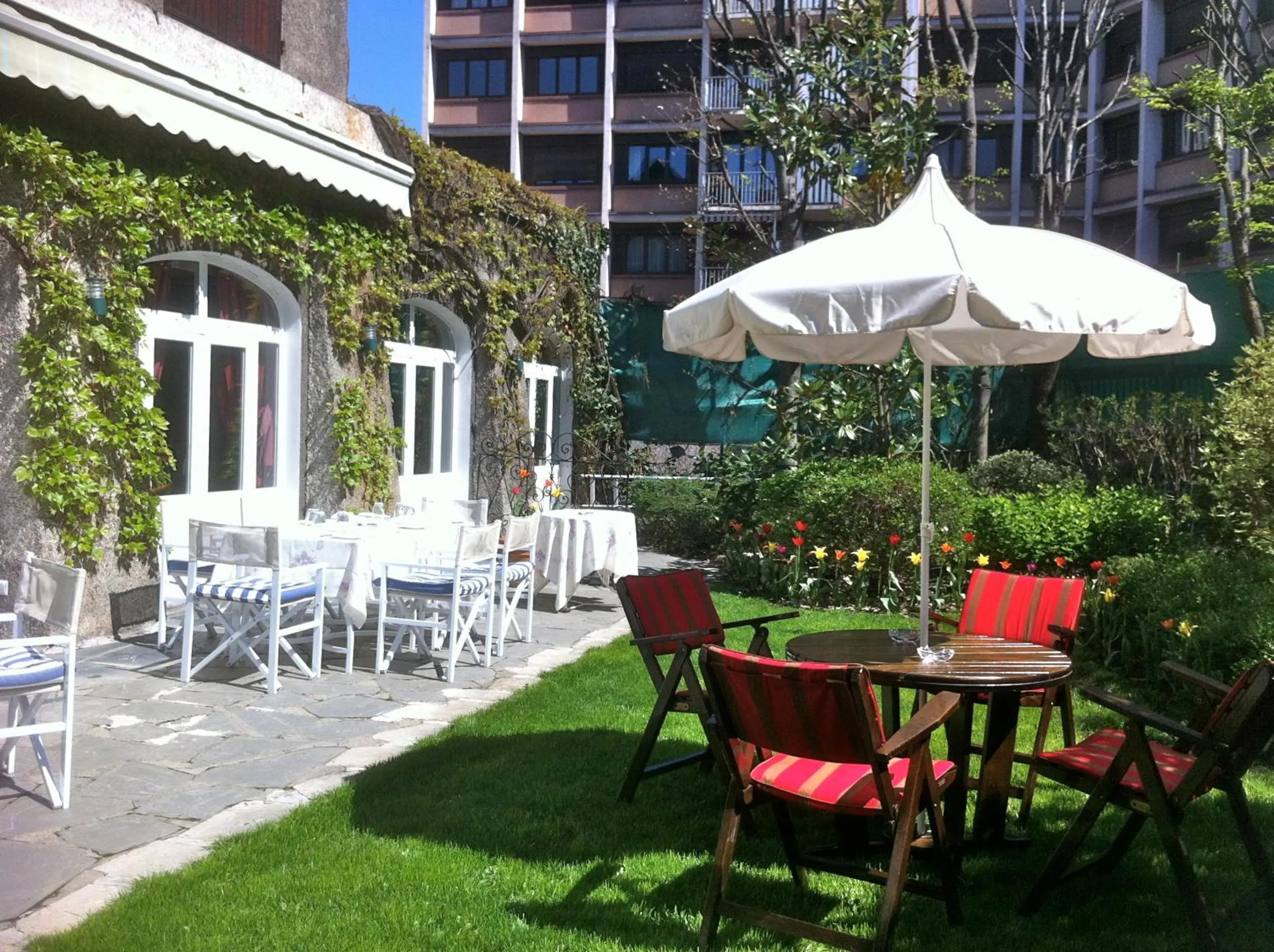 Property building in Hôtel Restaurant Million