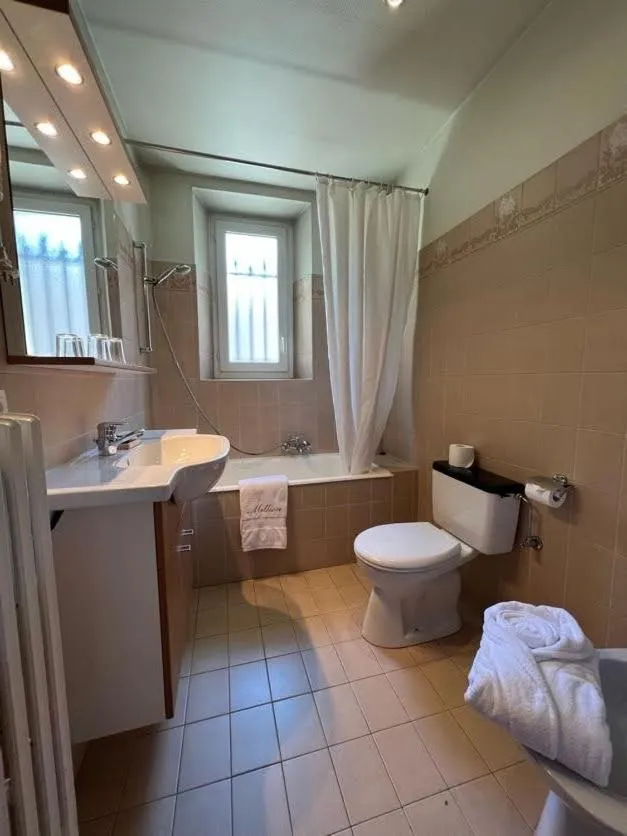 Bathroom in Hôtel Restaurant Million