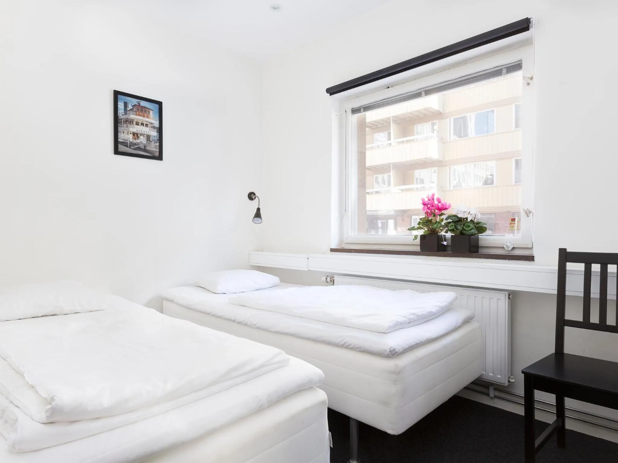Classic Twin Room with Private Bathroom in Stockholm Hostel