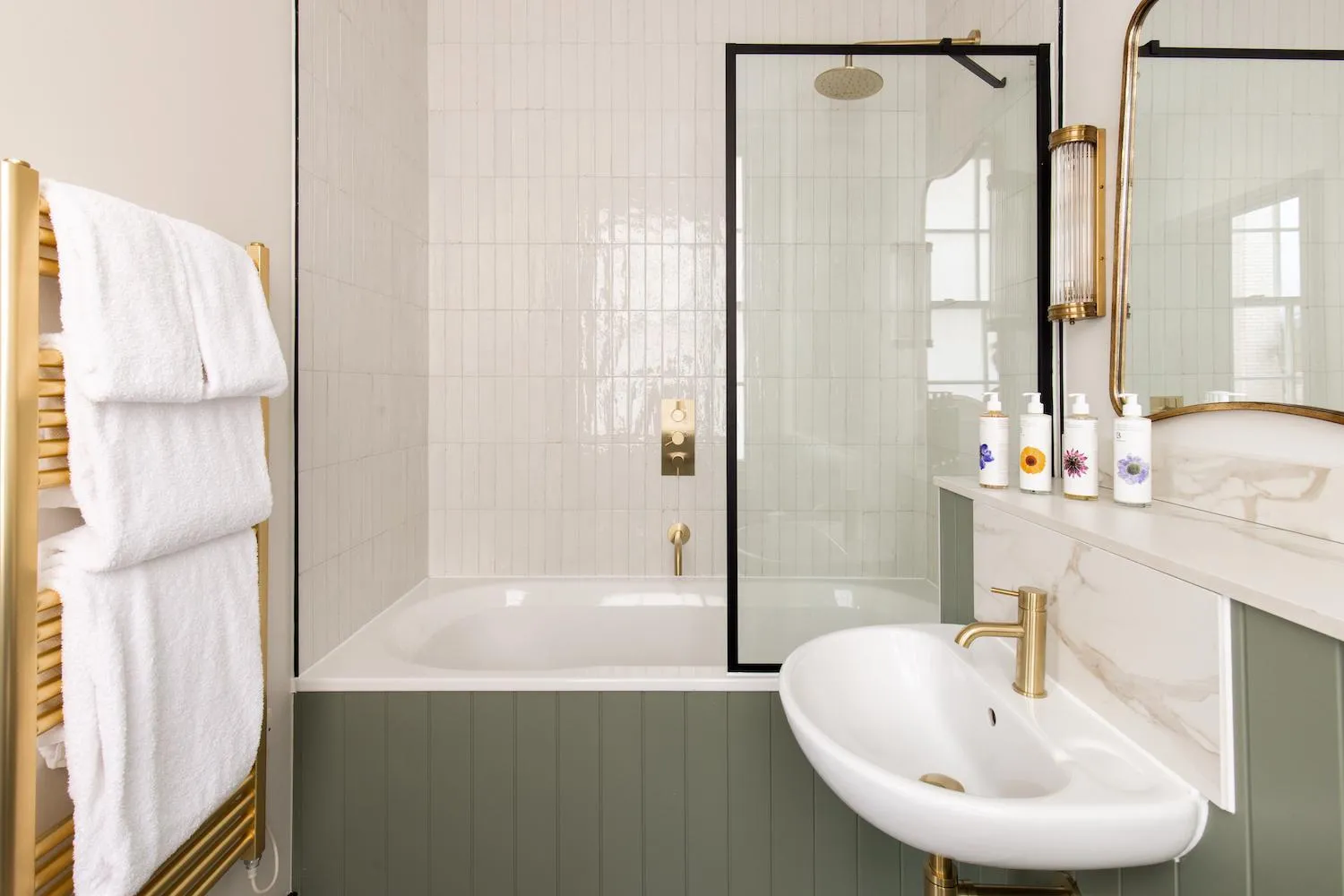 Premium One Bedroom Duplex Apartment in Native Kings Wardrobe, St Pauls