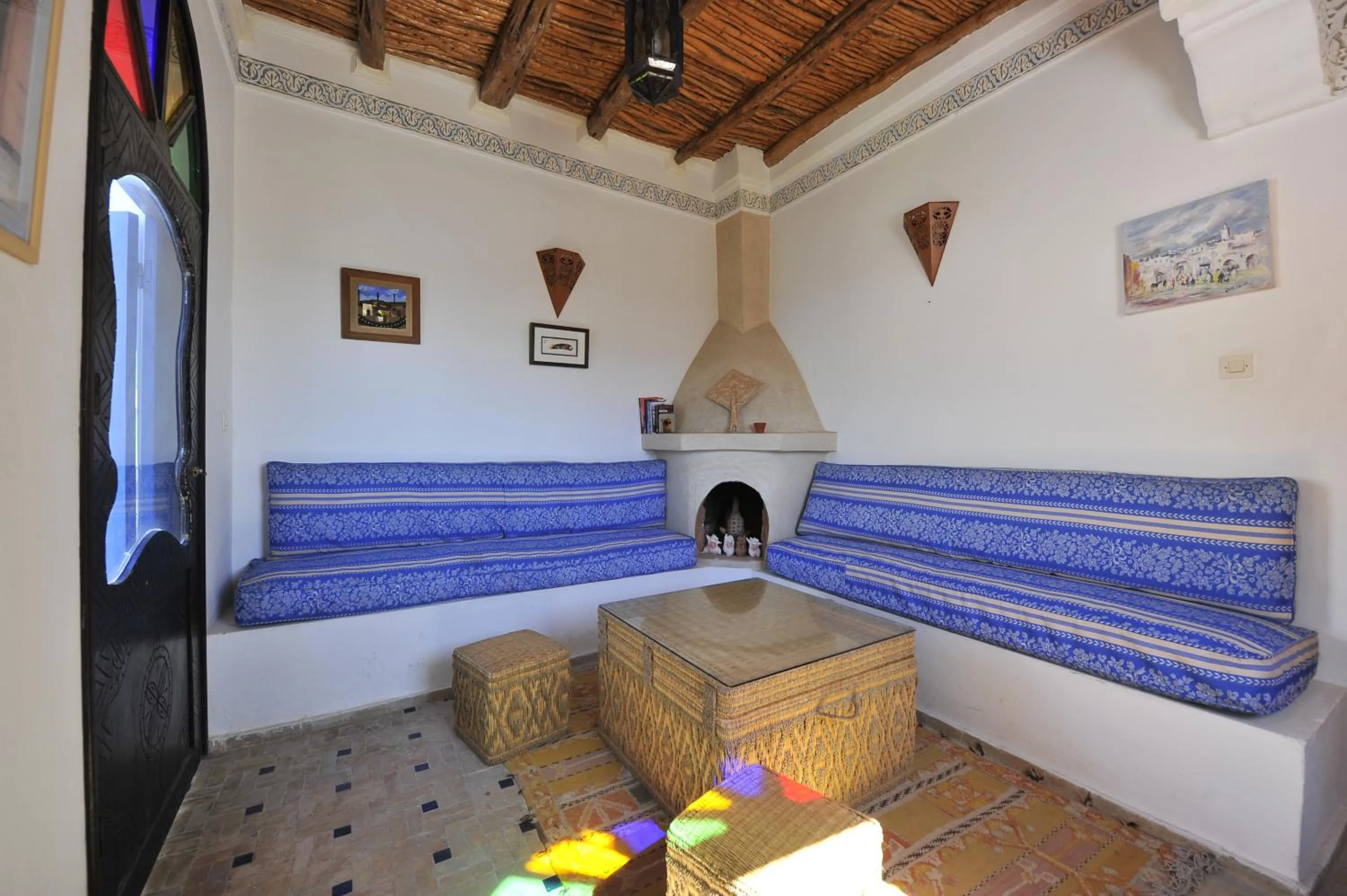 Living room, Bed in Dar Rahaothello