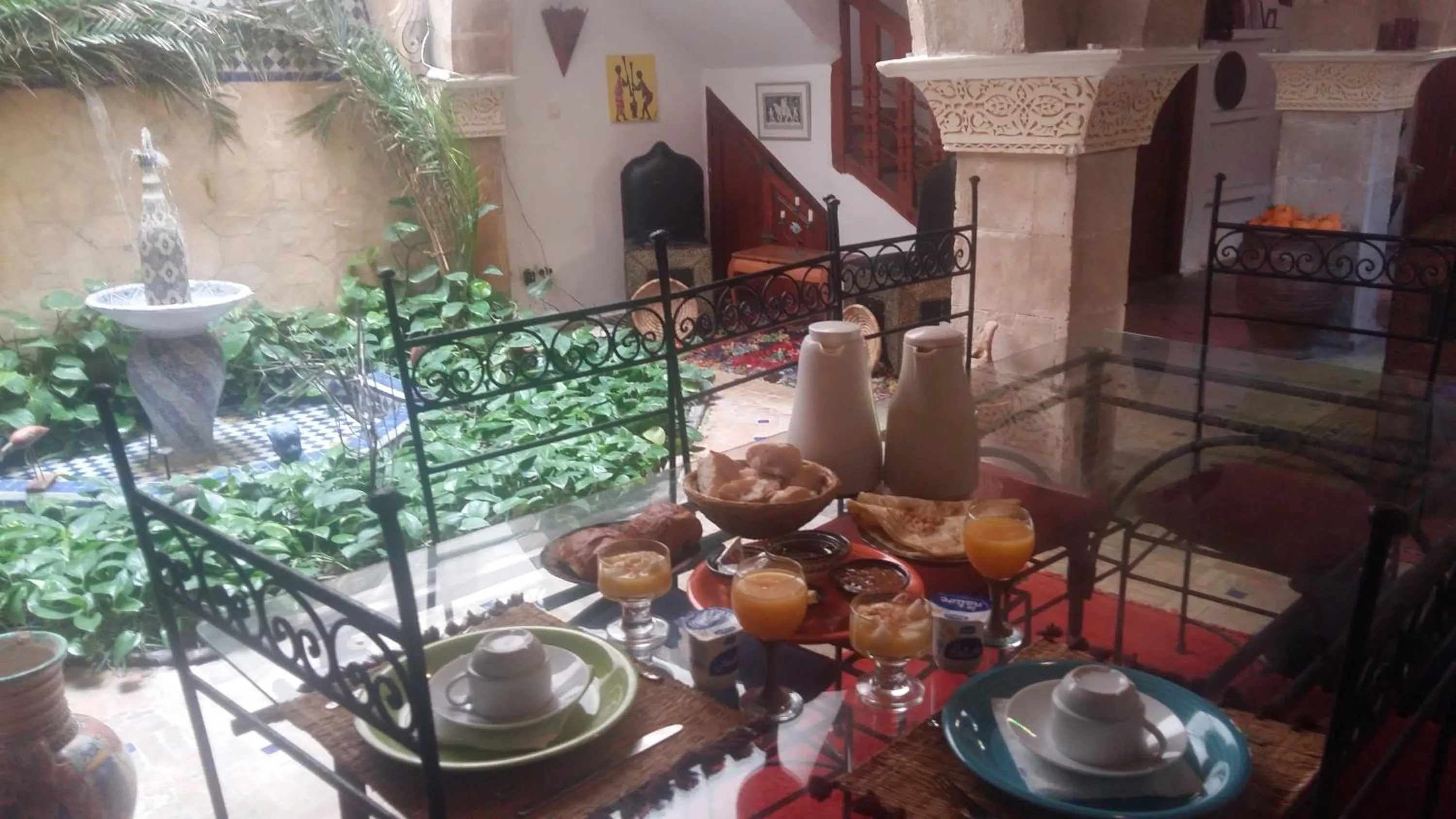 Restaurant/places to eat in Dar Rahaothello