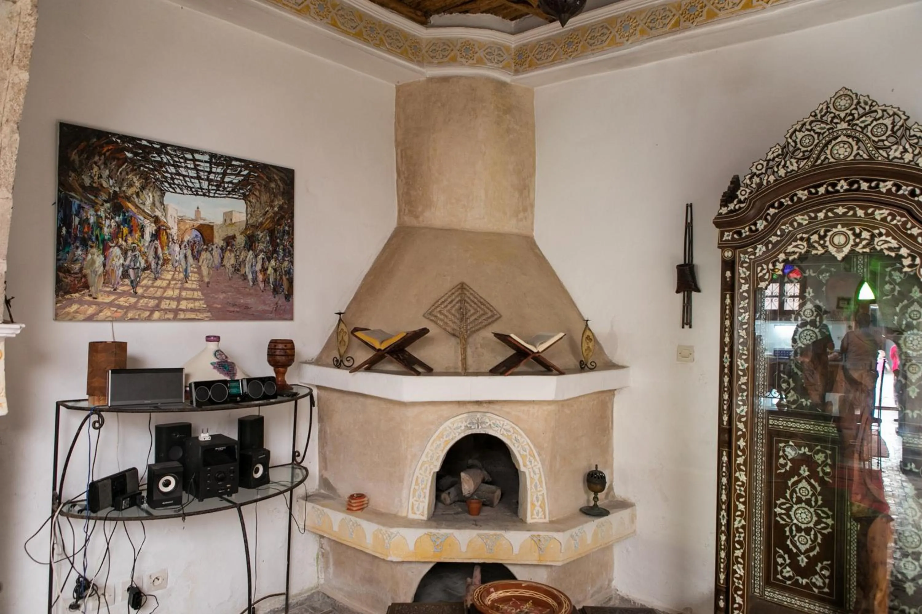 Decorative detail in Dar Rahaothello