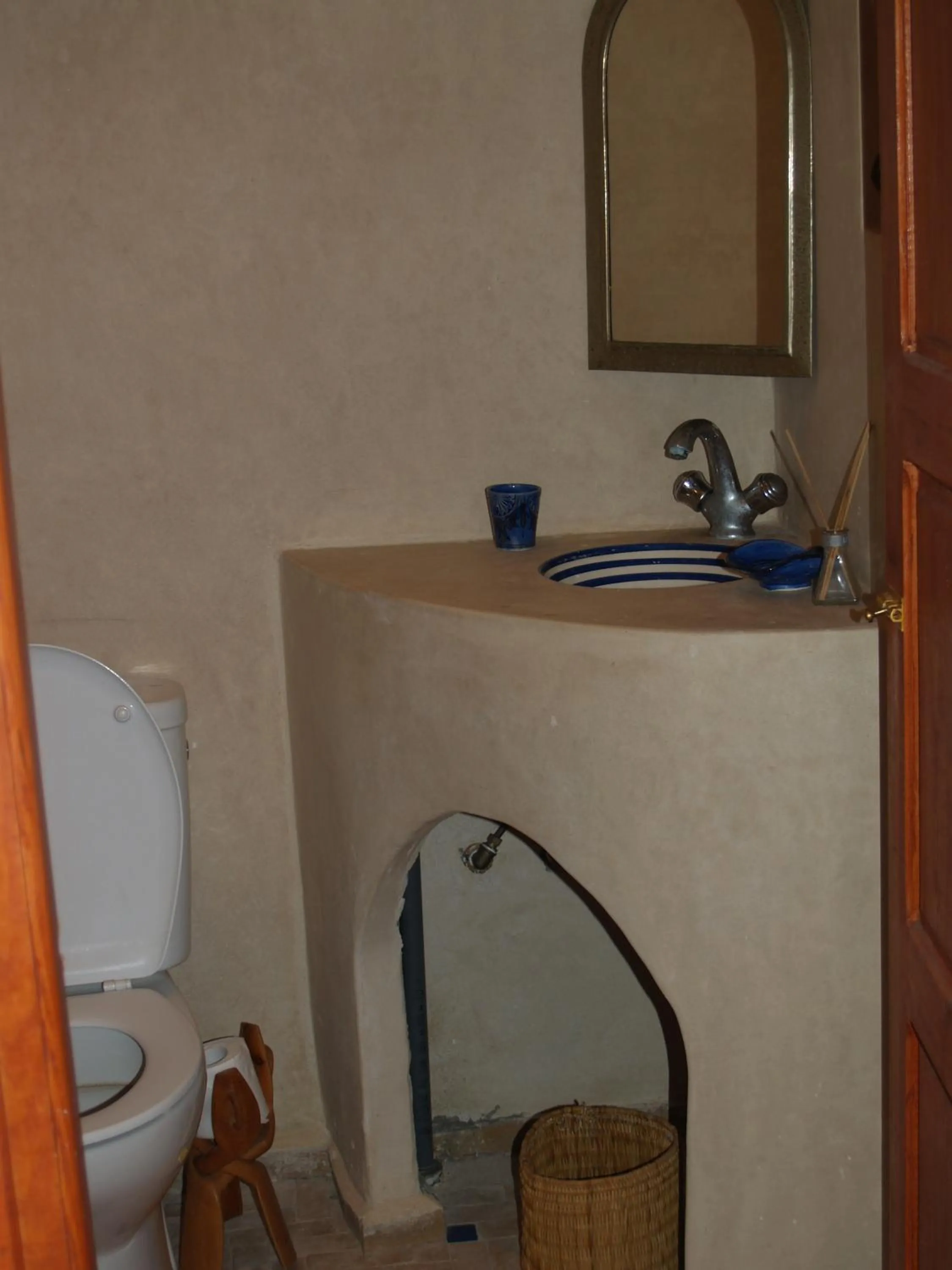 Toilet in Dar Rahaothello