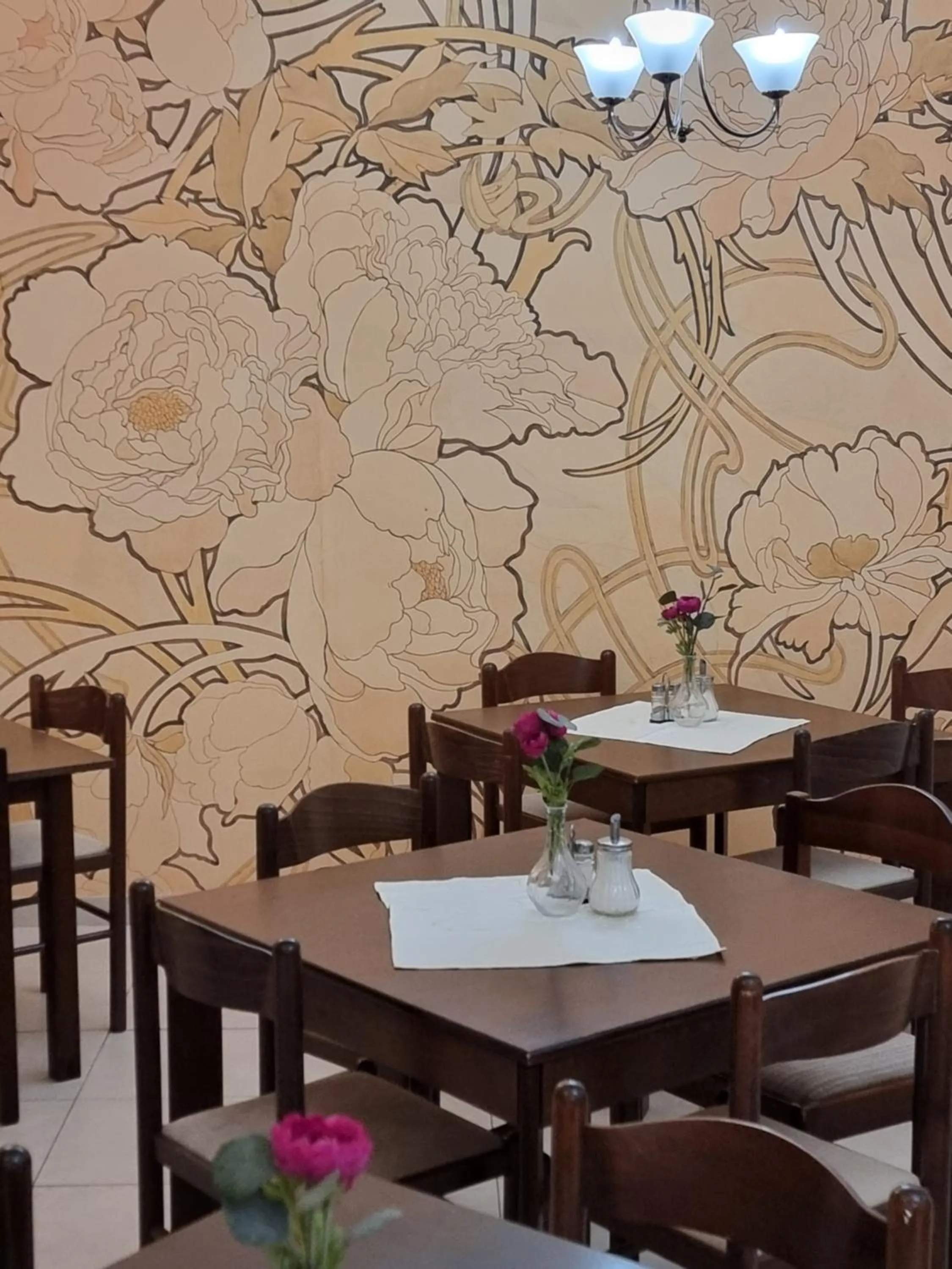 Restaurant/places to eat in Hotel Klara