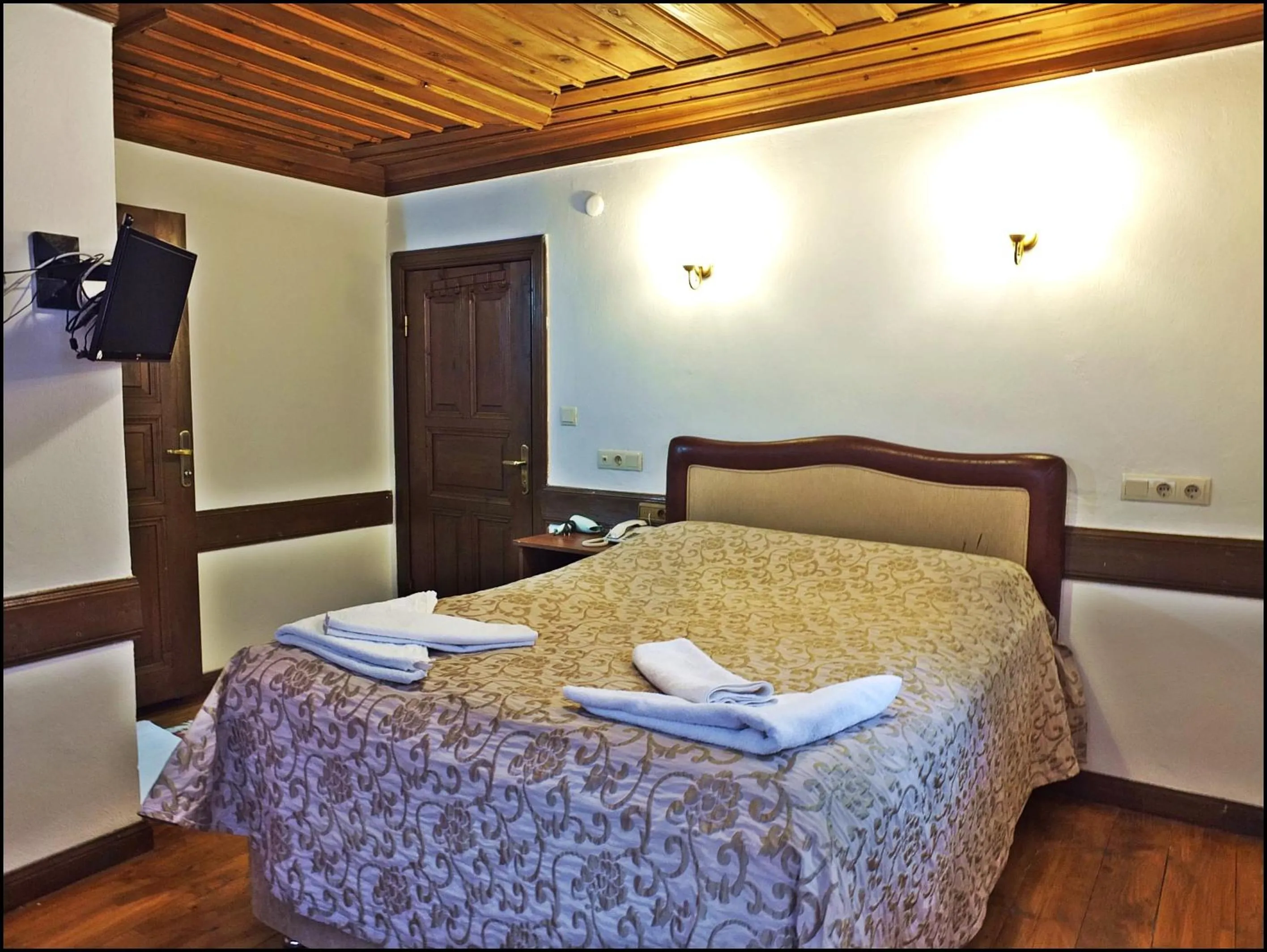 Bed in Cakiroglu Konak