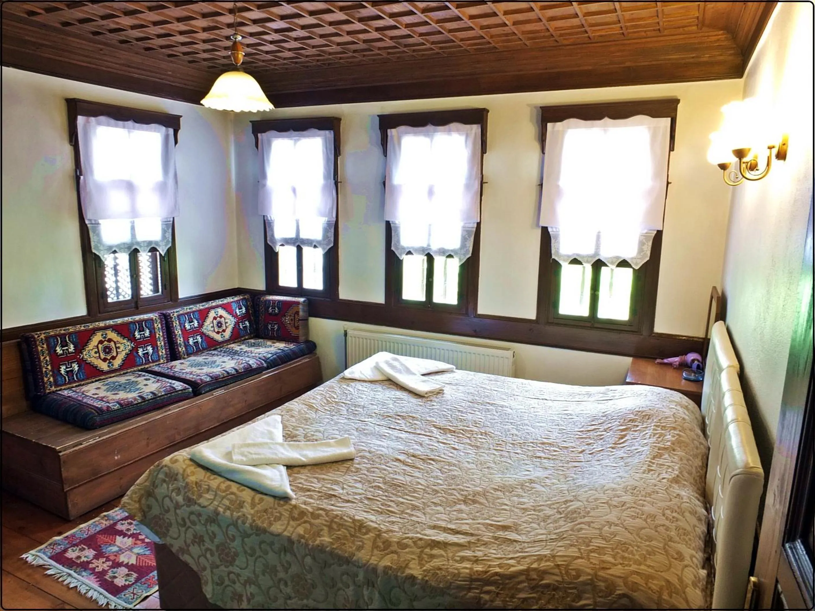 Bed in Cakiroglu Konak