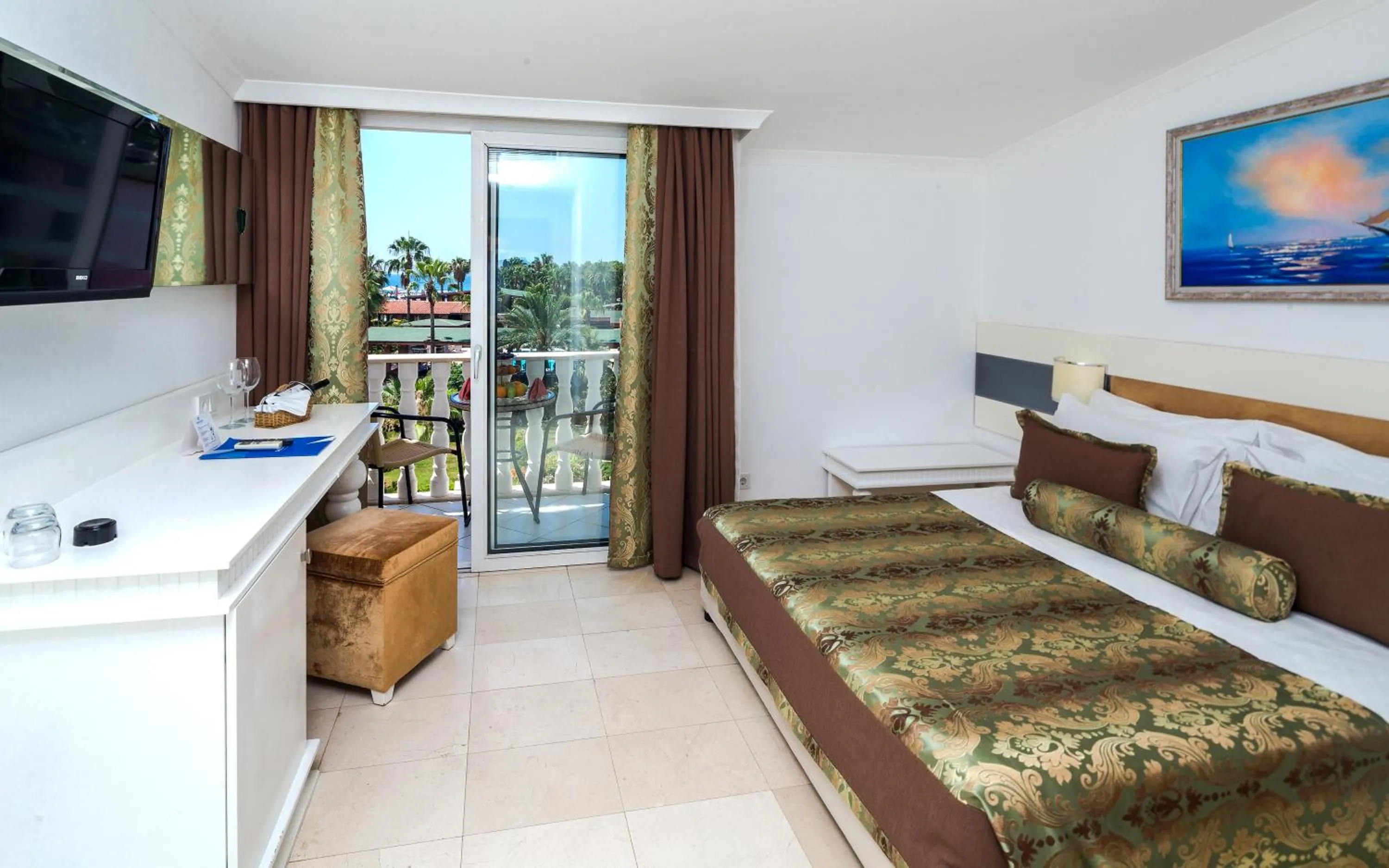 Bed in Onkel Resort Hotel
