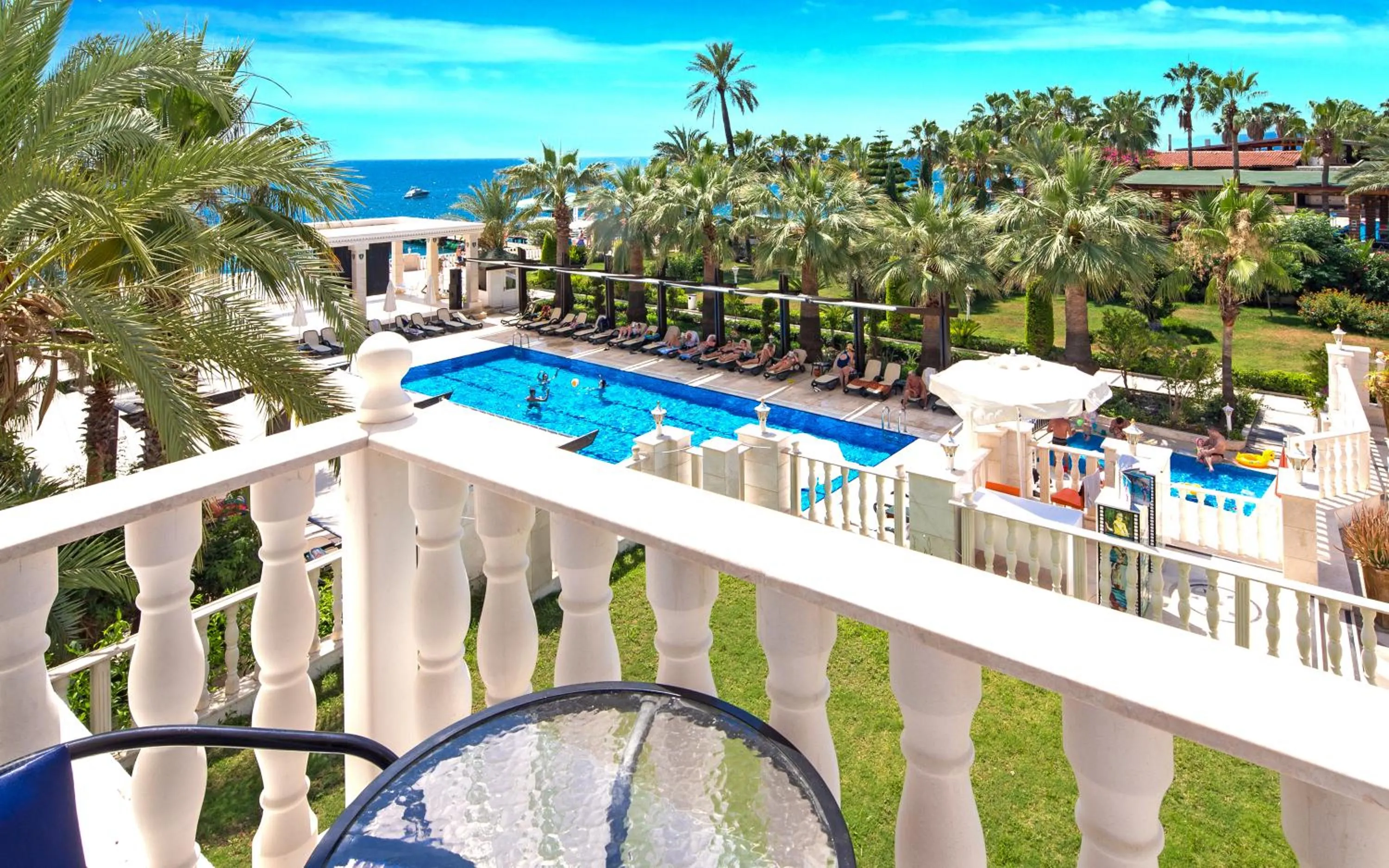 Swimming pool in Onkel Resort Hotel