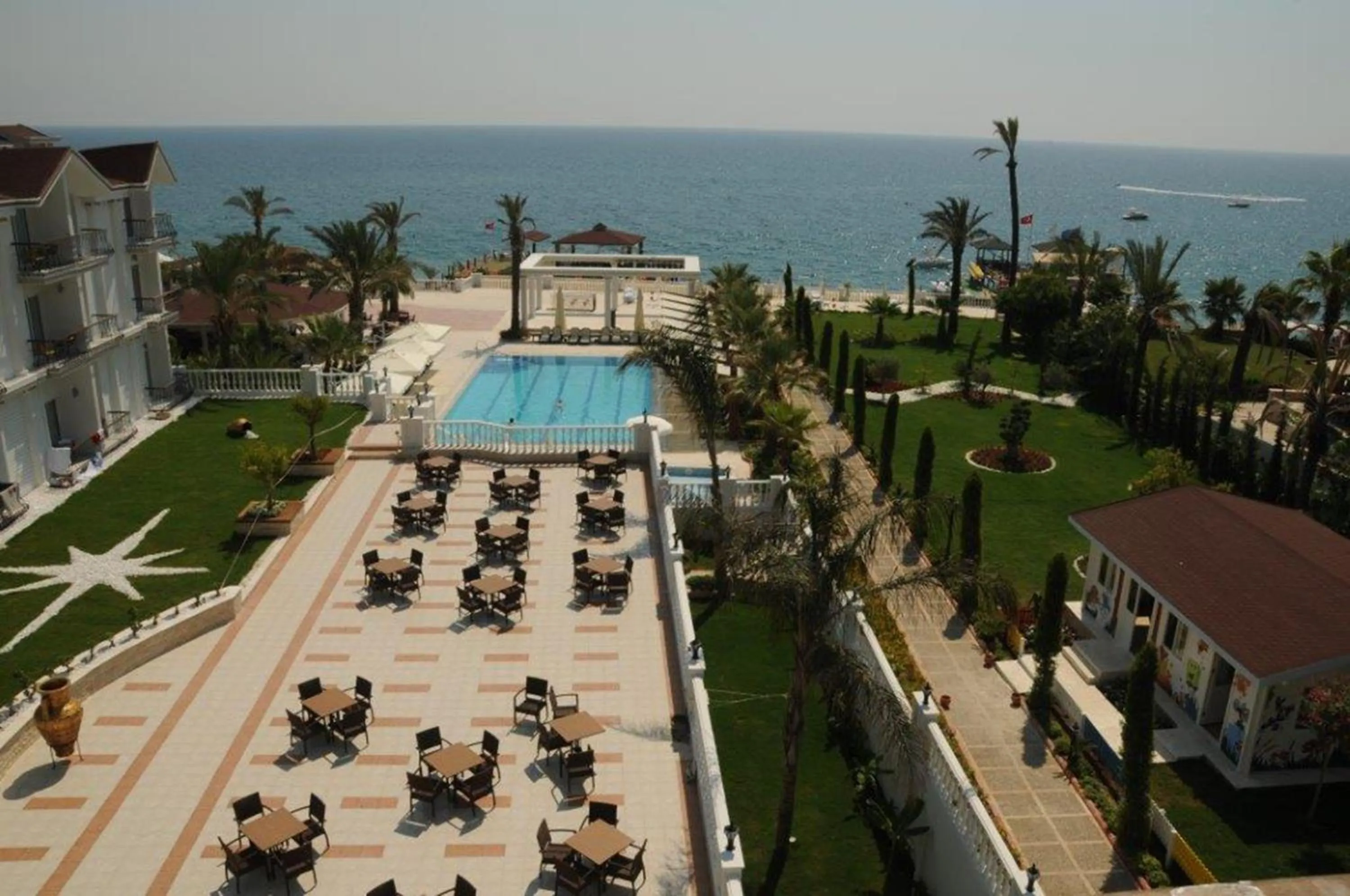 Swimming pool in Onkel Resort Hotel