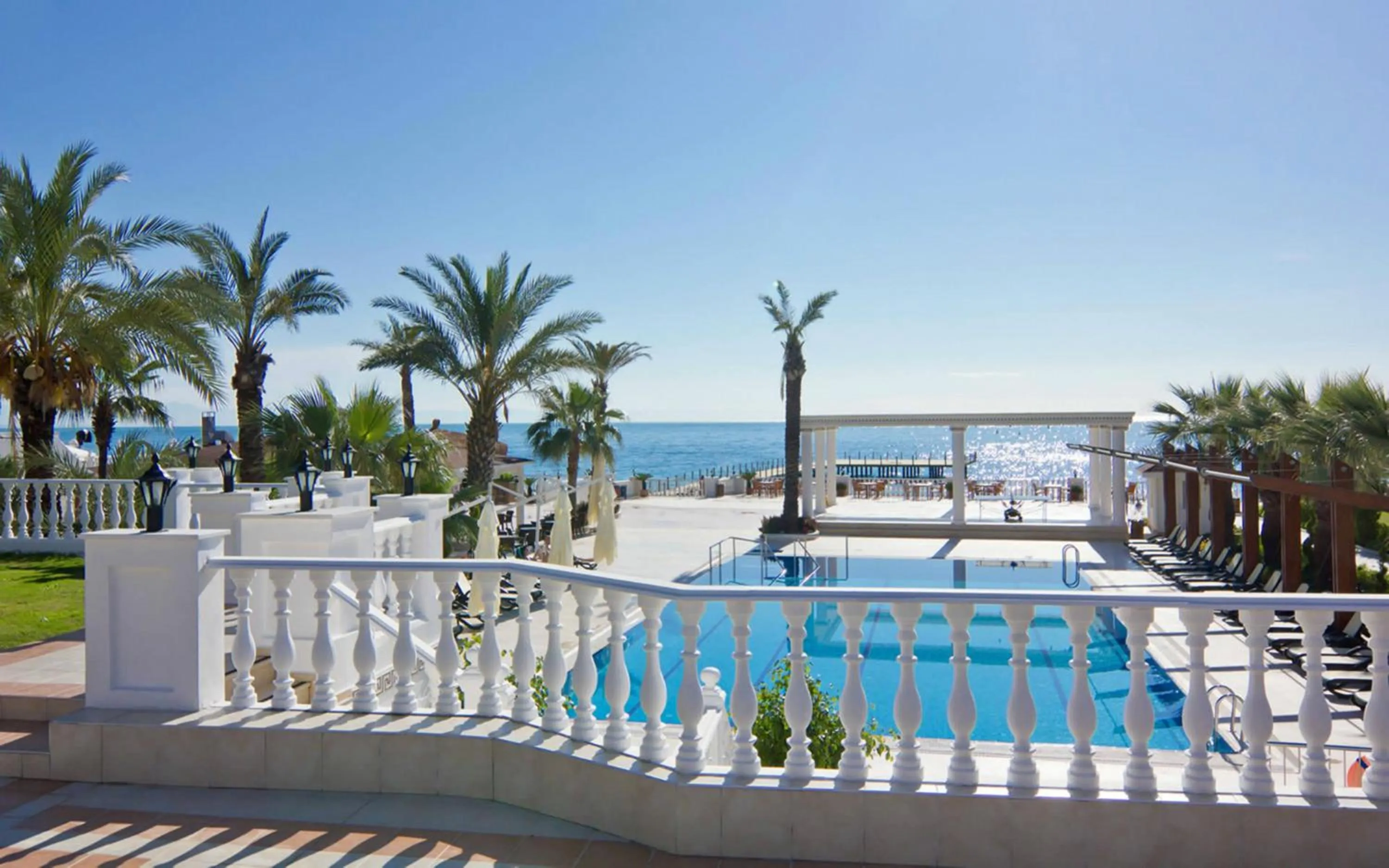 Swimming pool in Onkel Resort Hotel