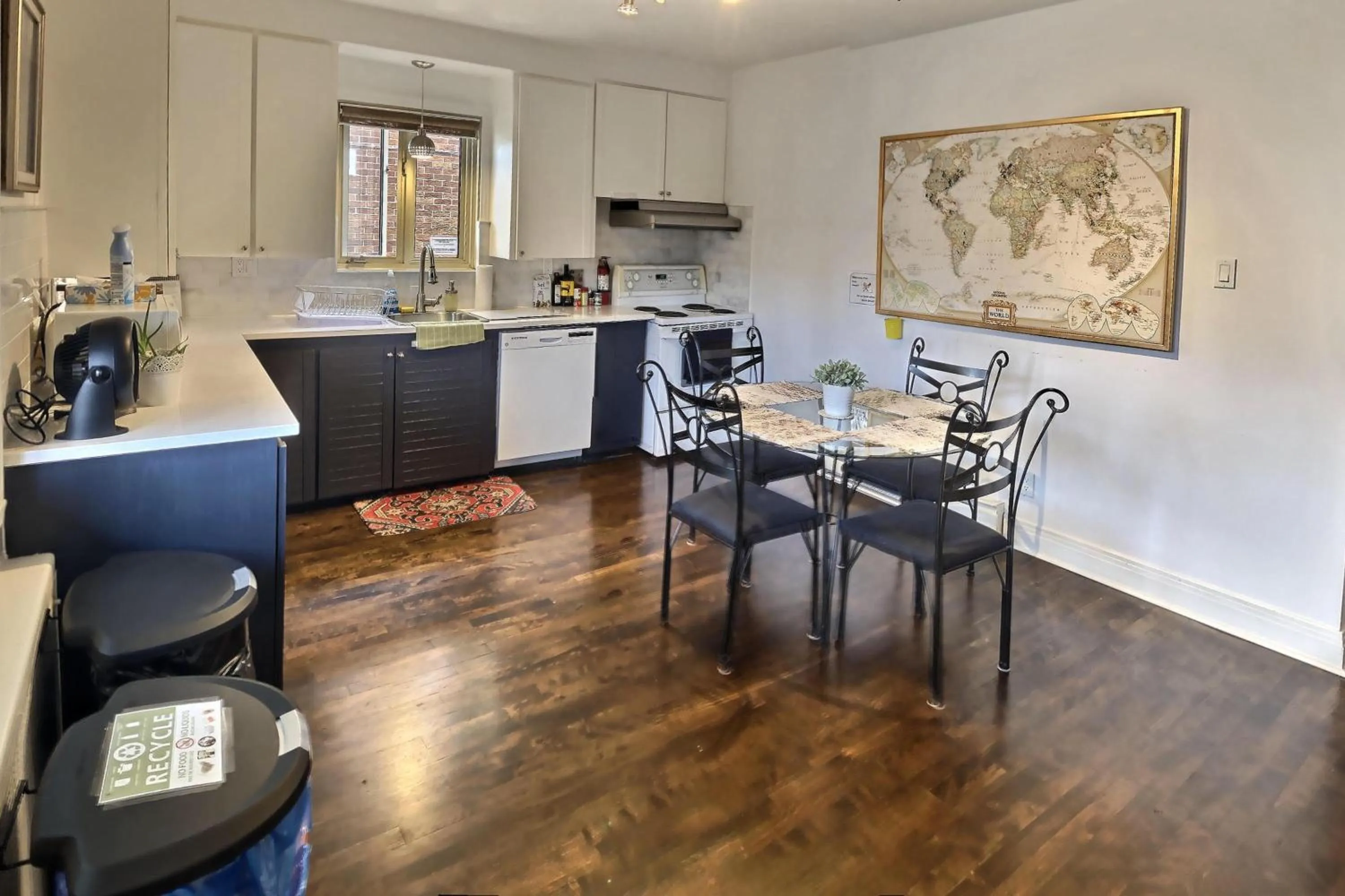 Dining area in Gite du Survenant Montreal