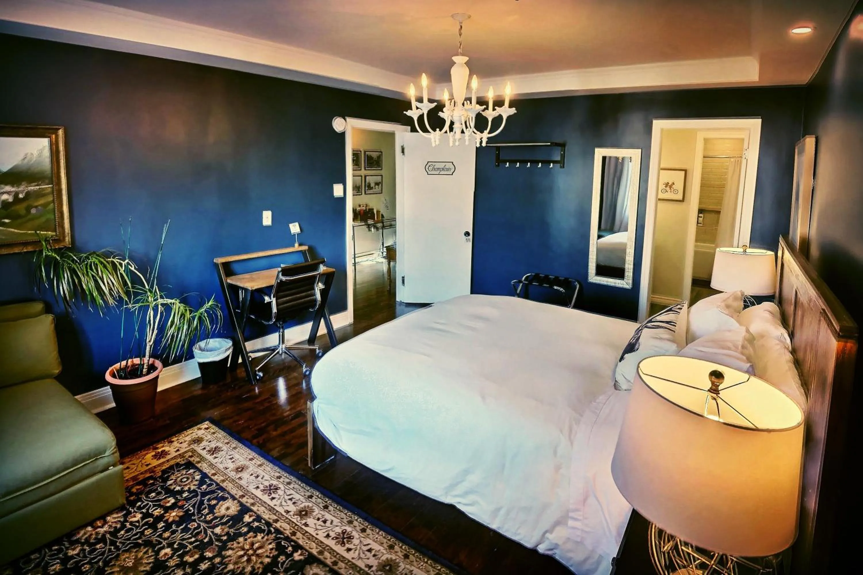 Photo of the whole room, Bed in Gite du Survenant Montreal