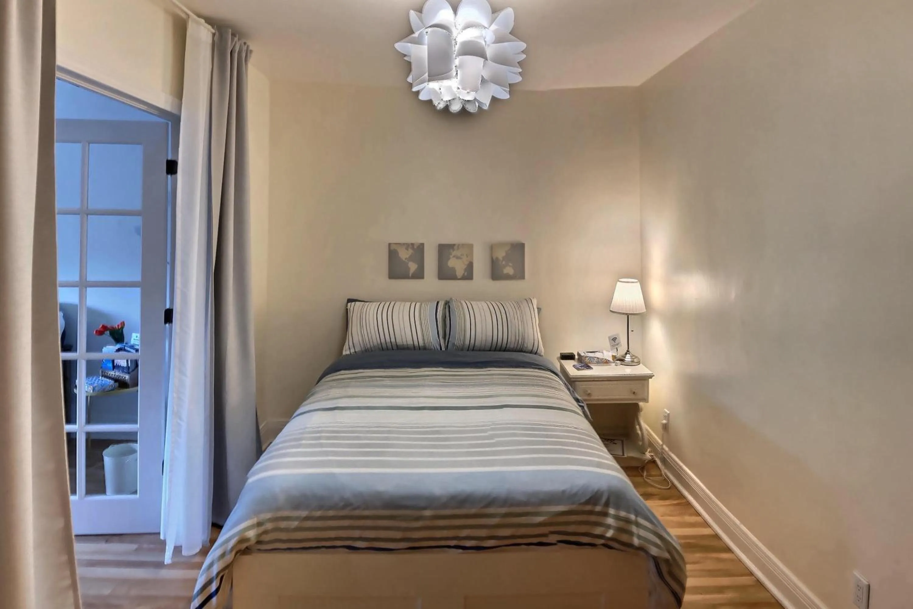 Photo of the whole room, Bed in Gite du Survenant Montreal