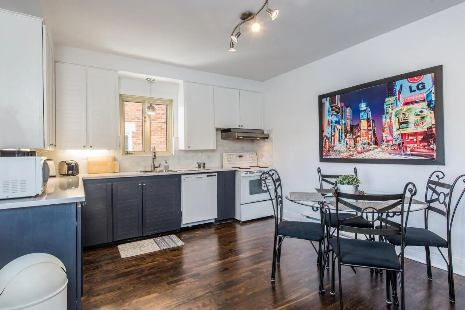 Kitchen or kitchenette in Gite du Survenant Montreal