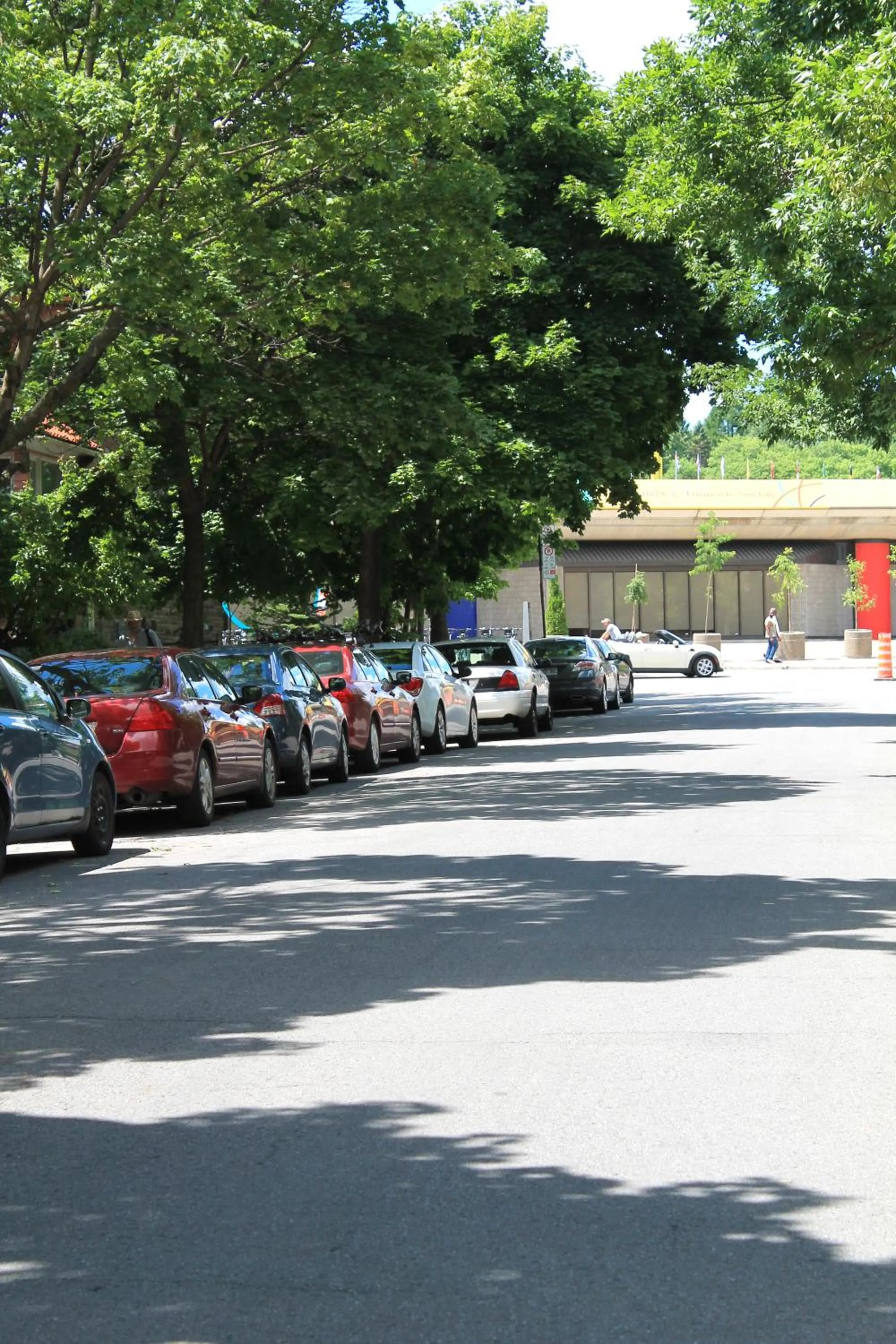 Property building in Gite du Survenant Montreal