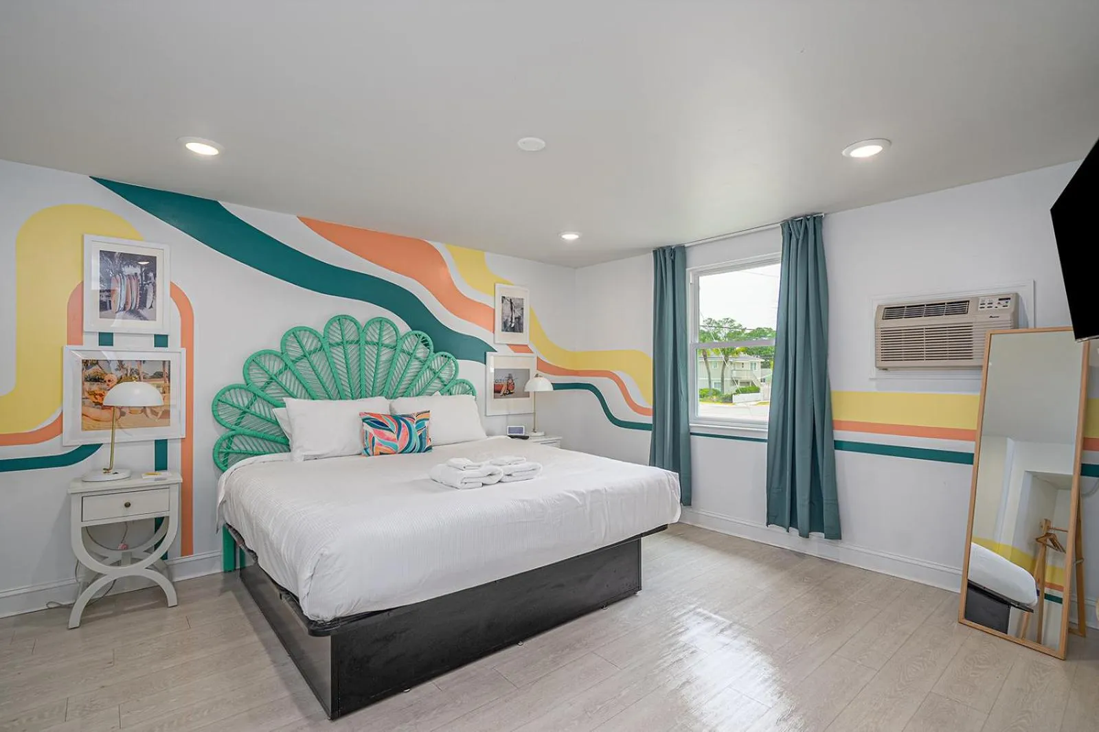 Bed in Royal Palms Motel