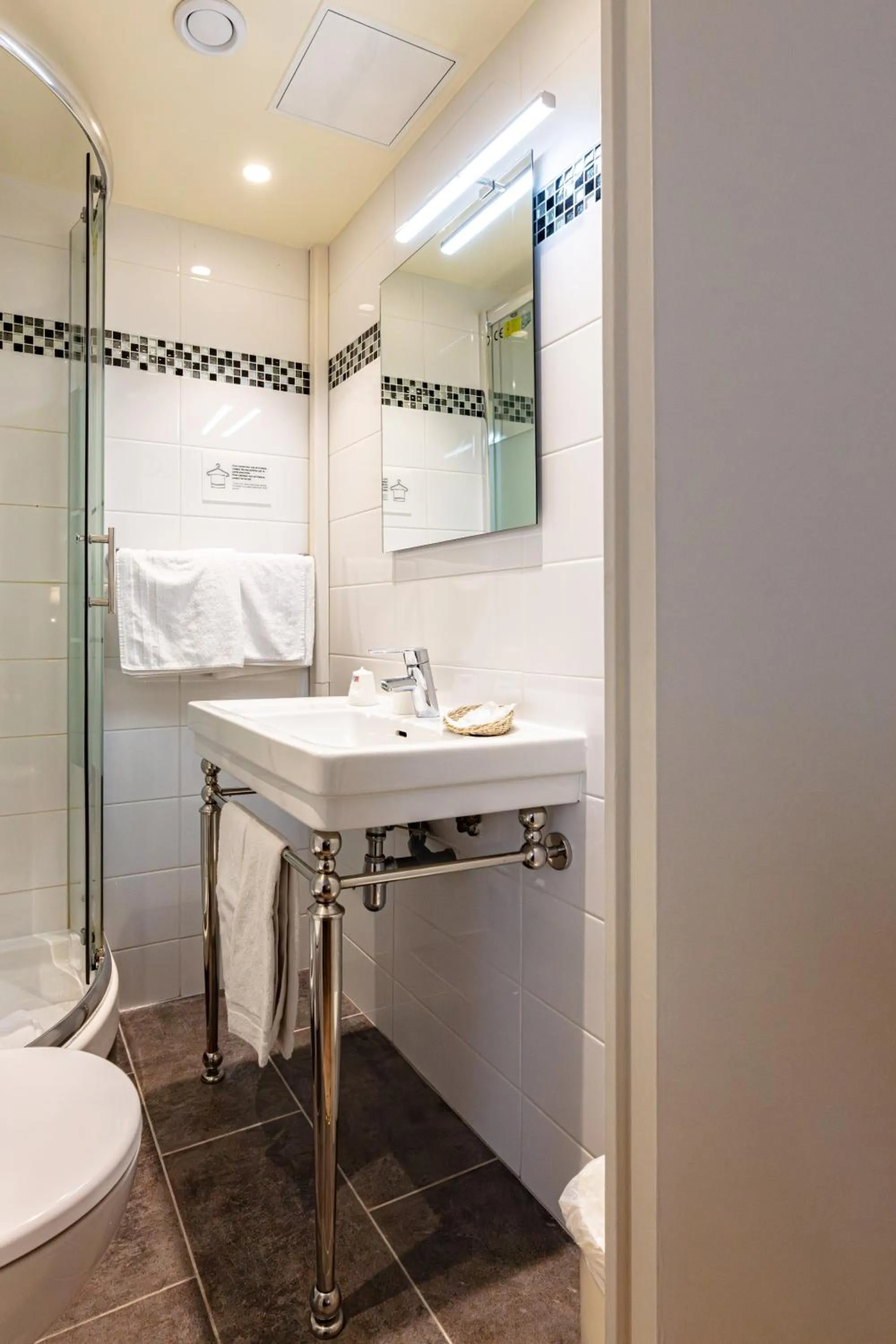 Bathroom in Hôtel De Venise