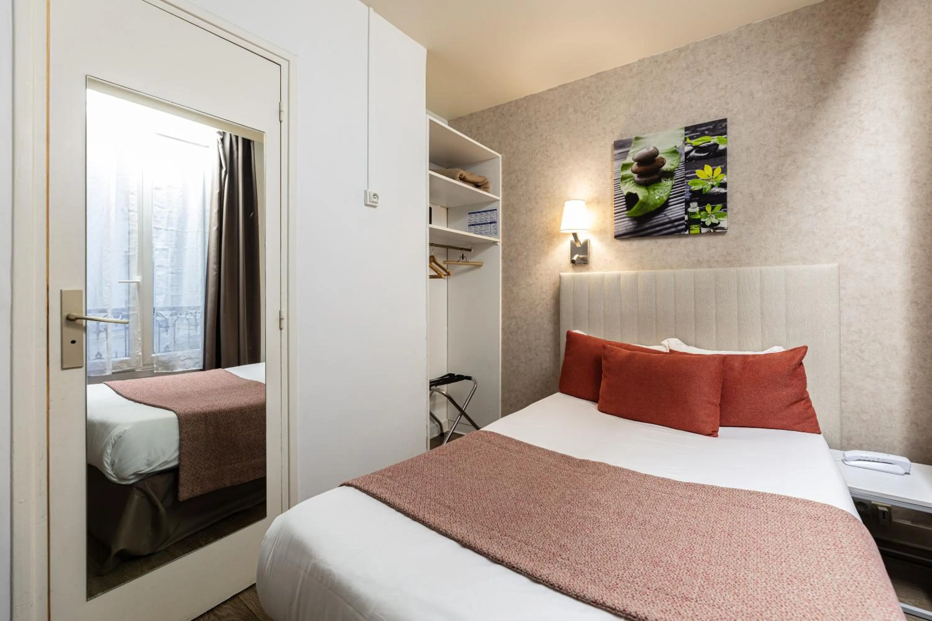 Bed in Hôtel De Venise