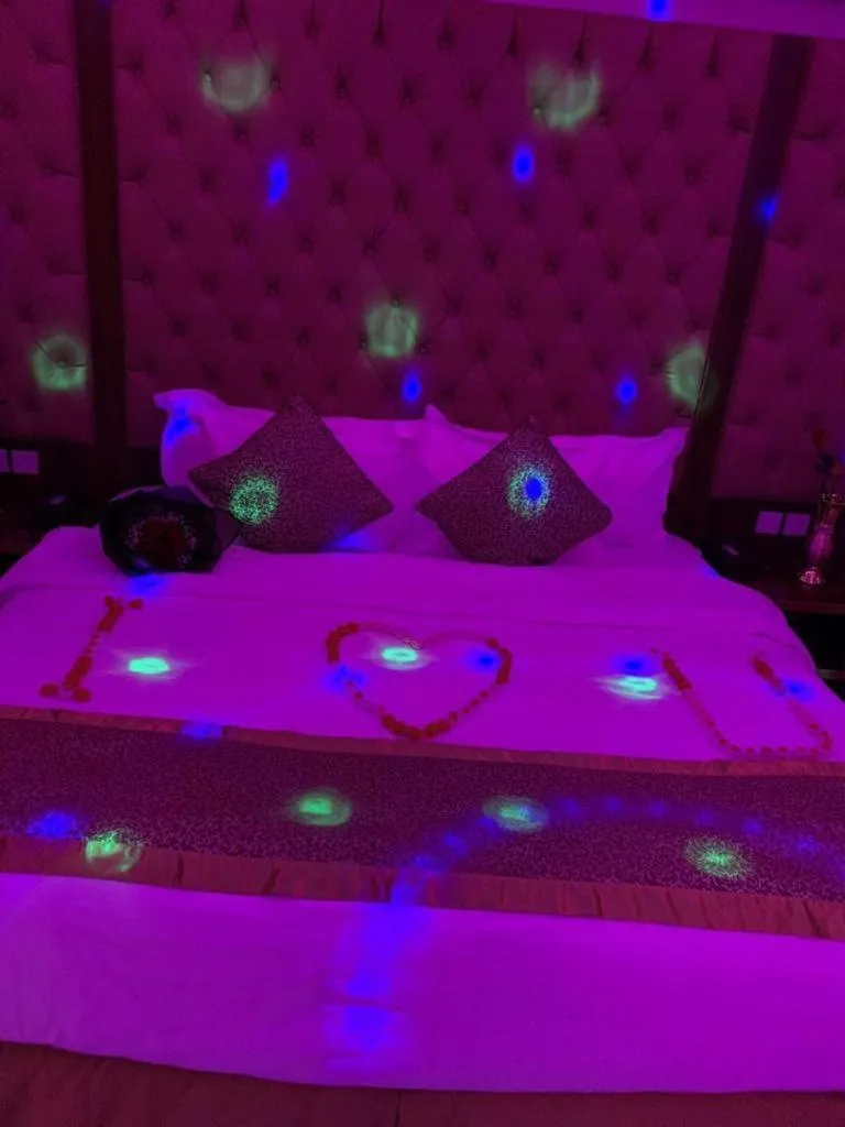 Bed in شقق الحرير للشقق المخدومة الإقتصادية