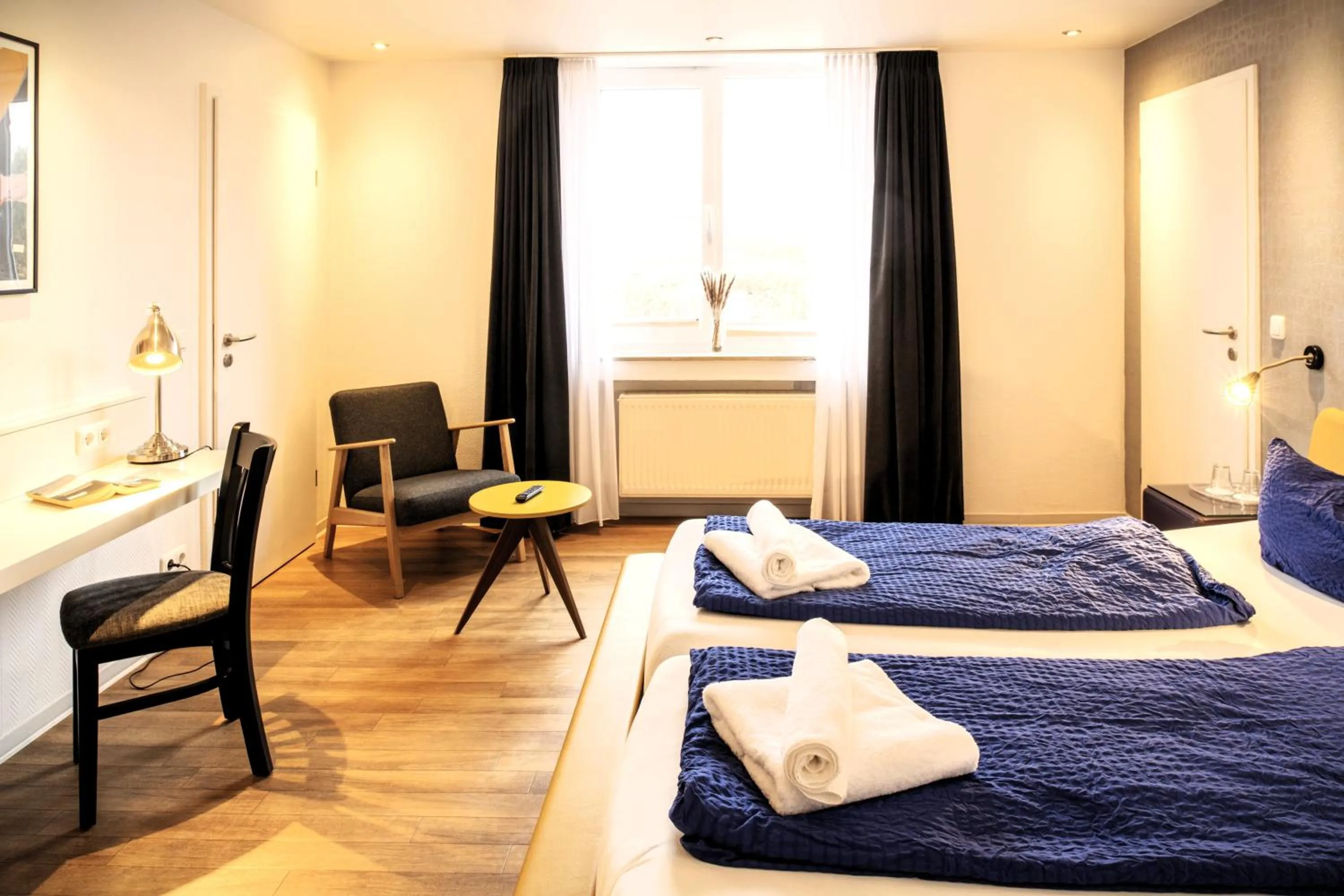 room service, Bed in Strandhotel Achtert Diek