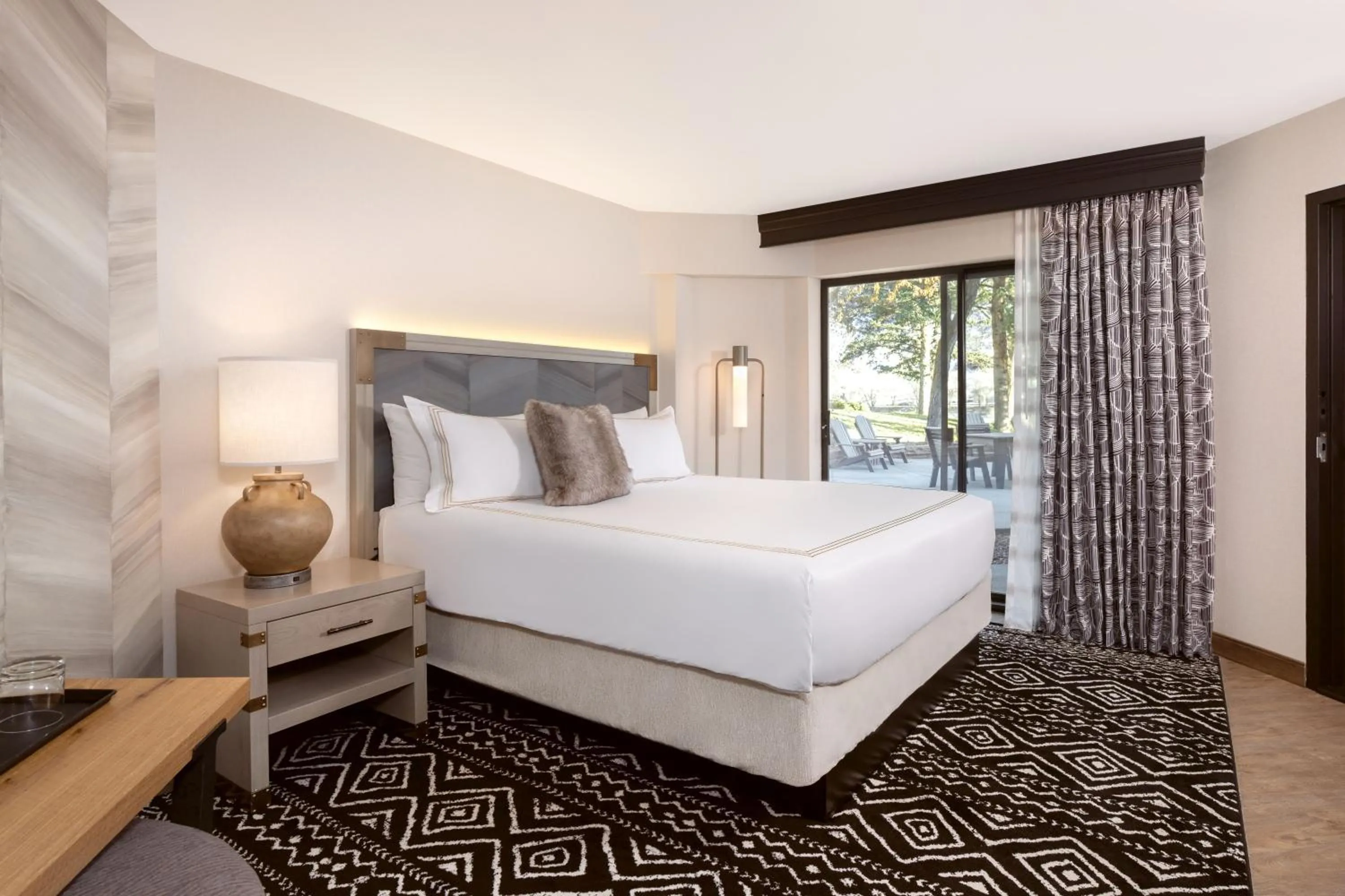 Lodge: Mobility Accessible King in Glenwood Hot Springs Resort
