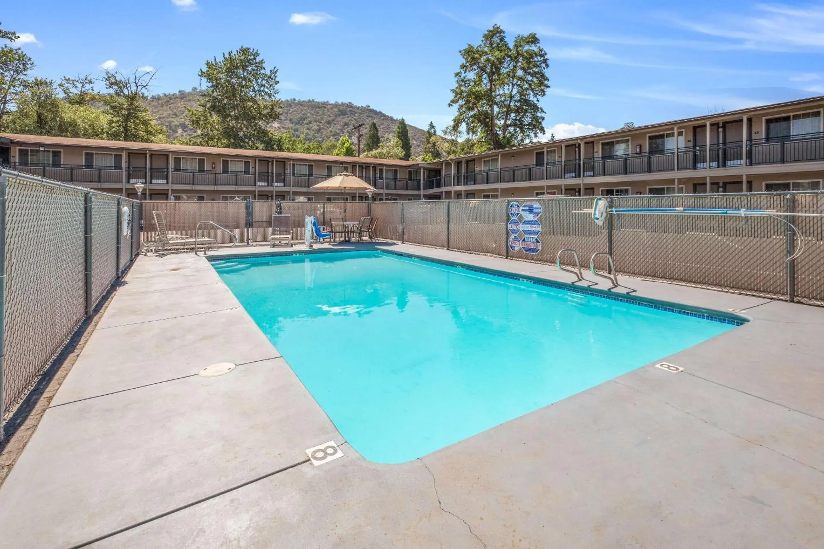 Swimming pool in Econo Lodge Inn & Suites Yreka Swimming pool in Econo Lodge Inn & Suites Yreka