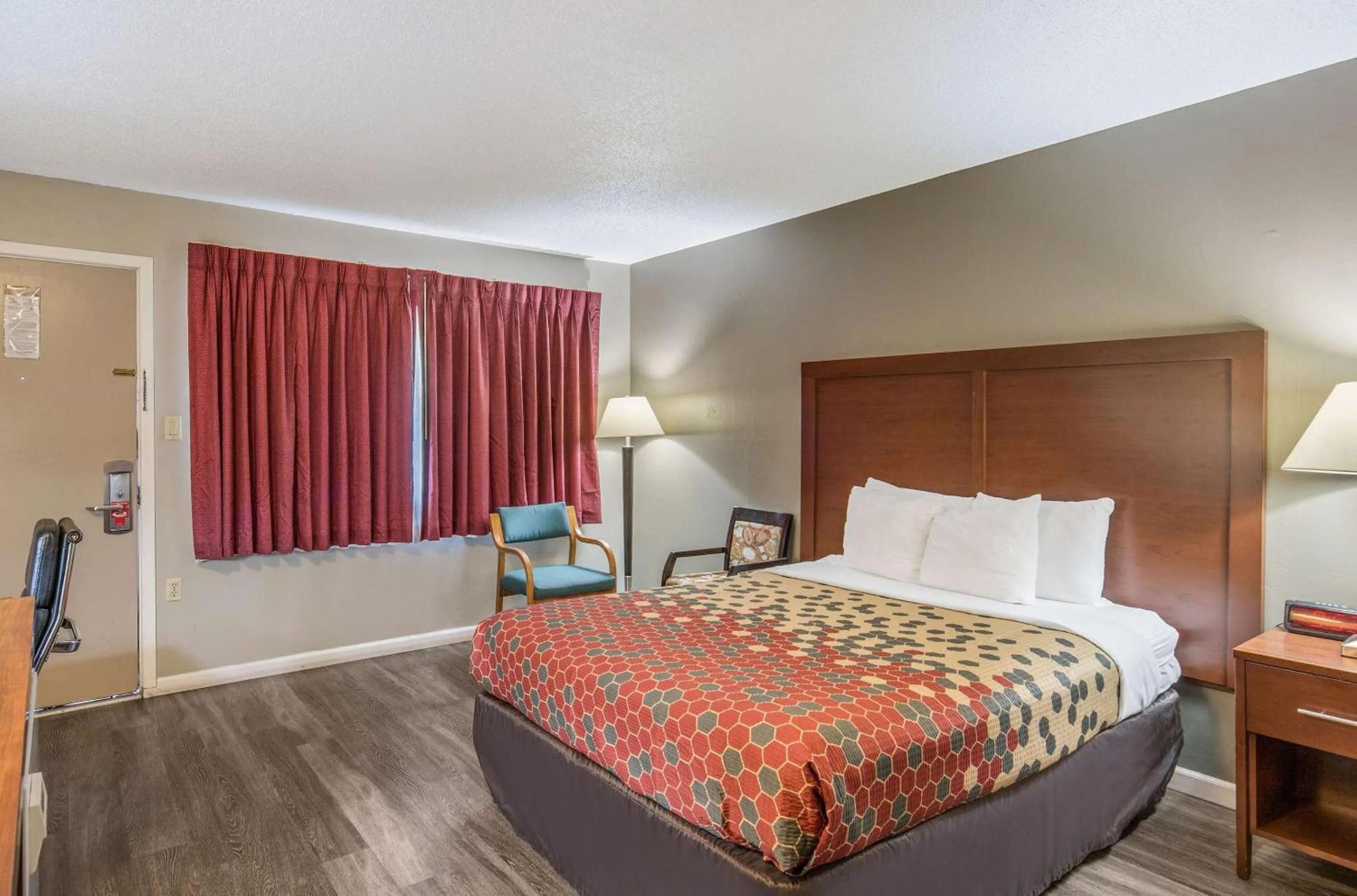 Bedroom, Bed in Econo Lodge Inn & Suites Yreka