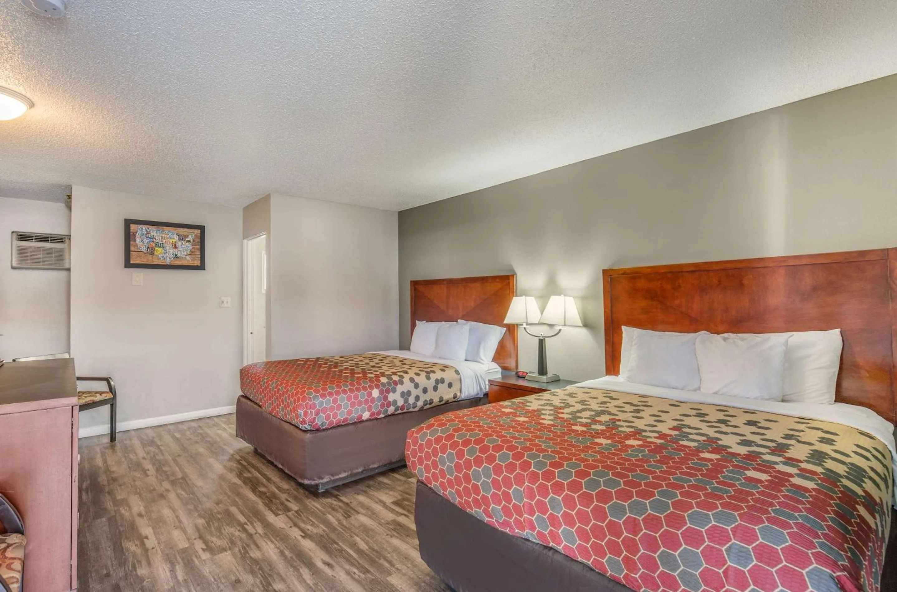 Bedroom, Bed in Econo Lodge Inn & Suites Yreka