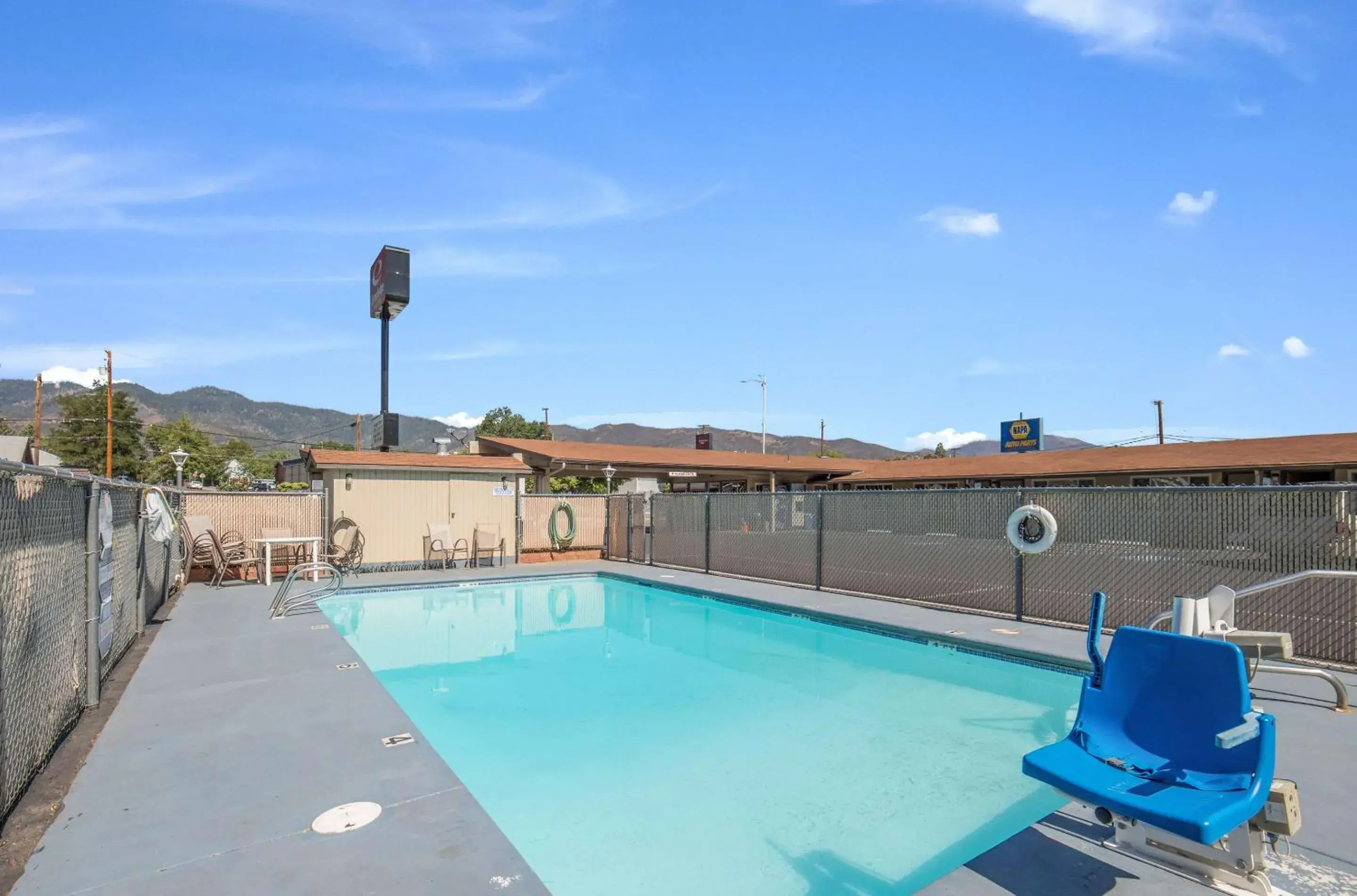 Swimming pool in Econo Lodge Inn & Suites Yreka Swimming pool in Econo Lodge Inn & Suites Yreka