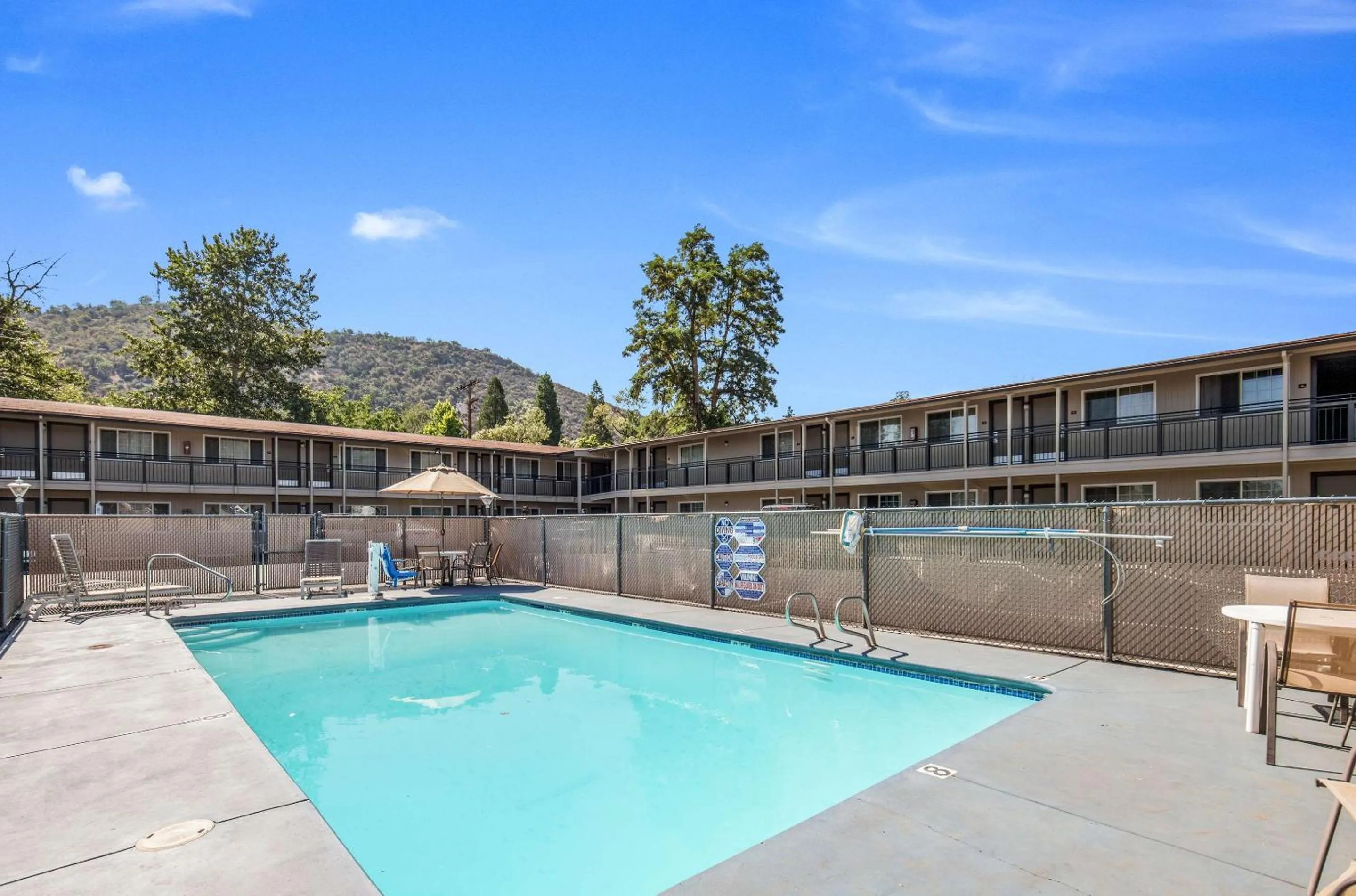 Swimming pool in Econo Lodge Inn & Suites Yreka