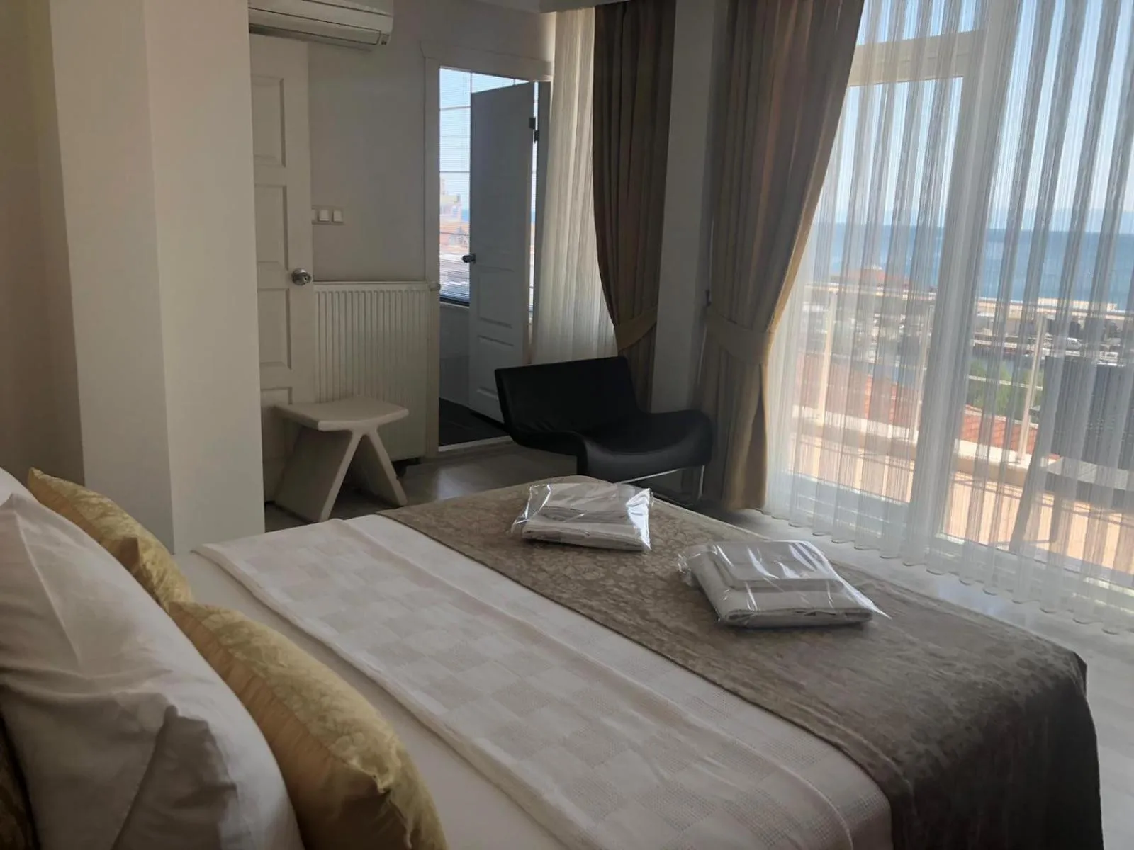 Bed in Sinopark Hotel