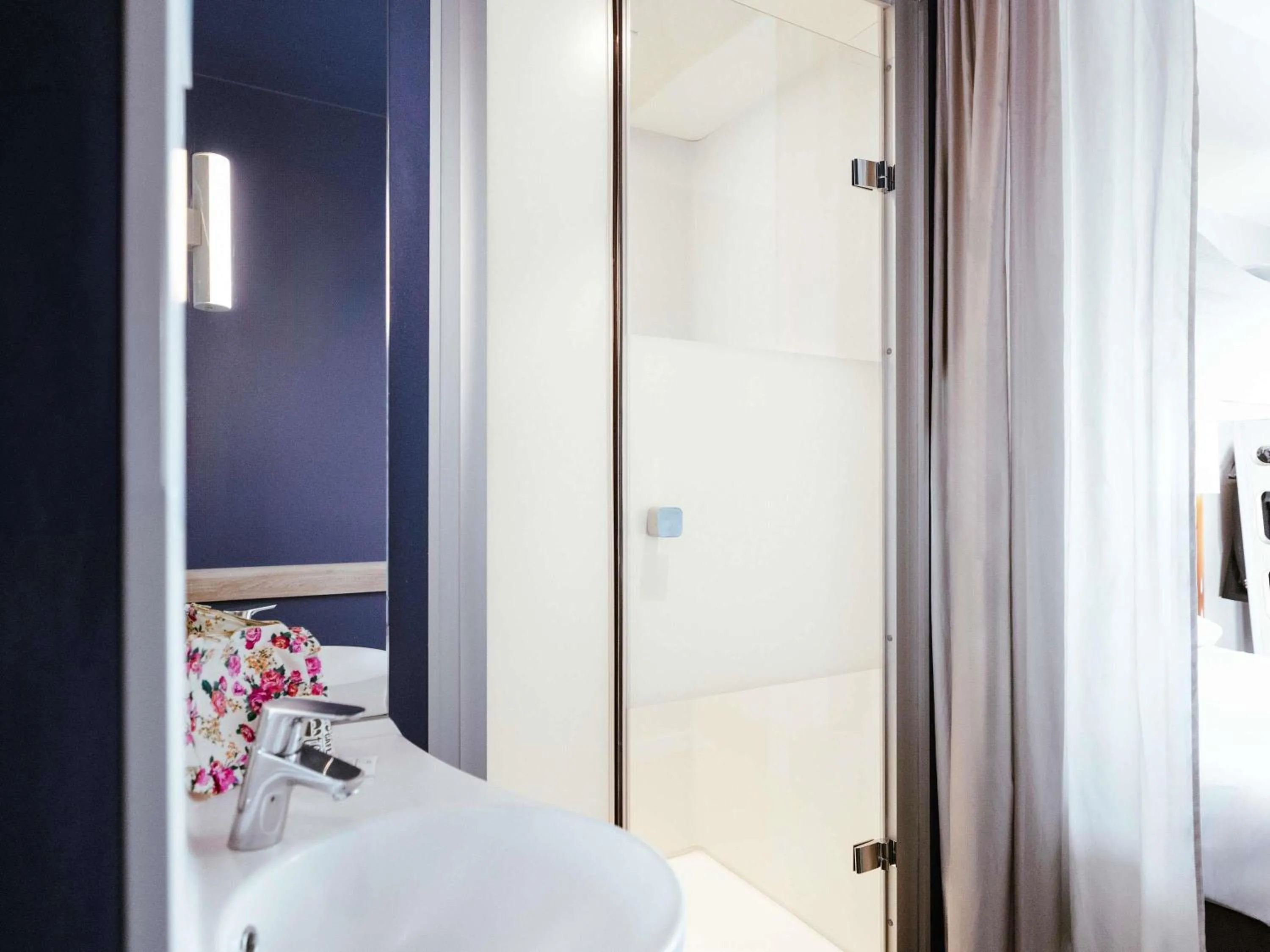 Bedroom, Bed in ibis Budget Luxembourg Aeroport