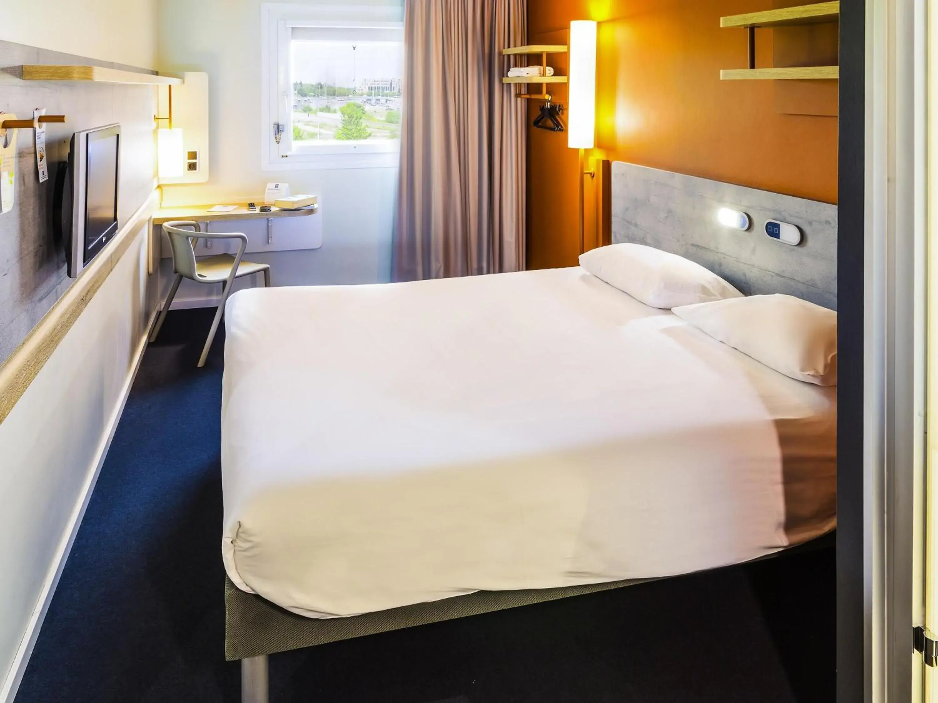 Bedroom, Bed in ibis Budget Luxembourg Aeroport Bedroom, Bed in ibis Budget Luxembourg Aeroport