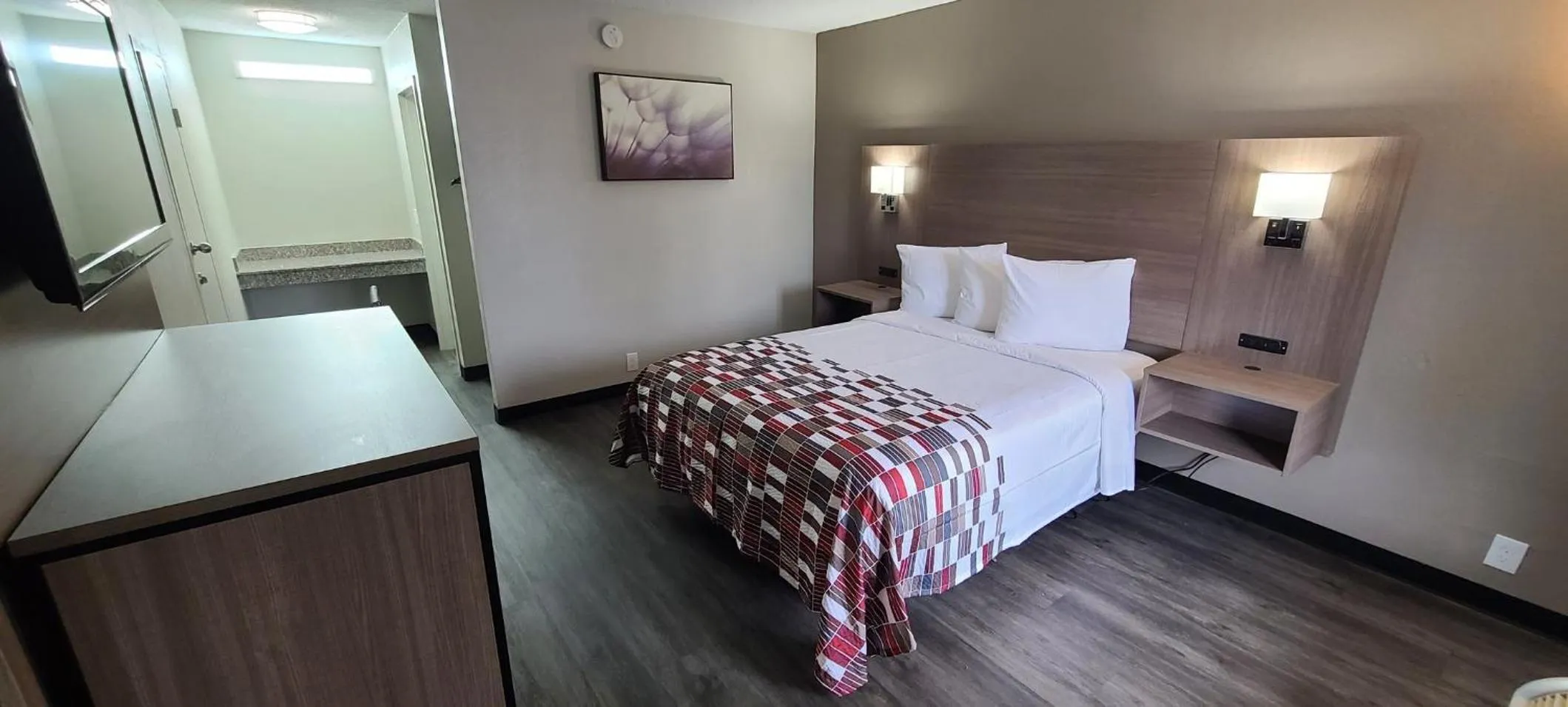 Photo of the whole room, Bed in Red Roof Inn Charlotte - Airport