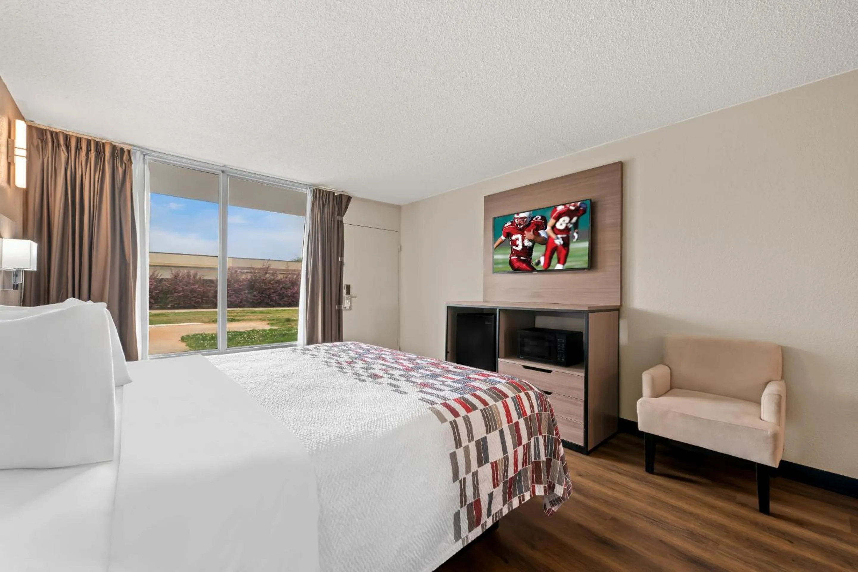 Photo of the whole room, Bed in Red Roof Inn Charlotte - Airport