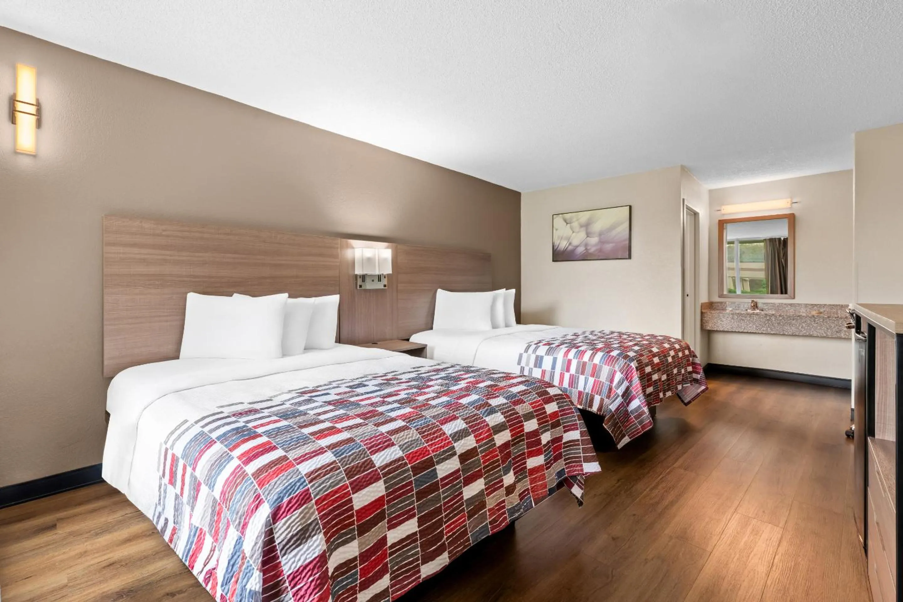 Photo of the whole room, Bed in Red Roof Inn Charlotte - Airport