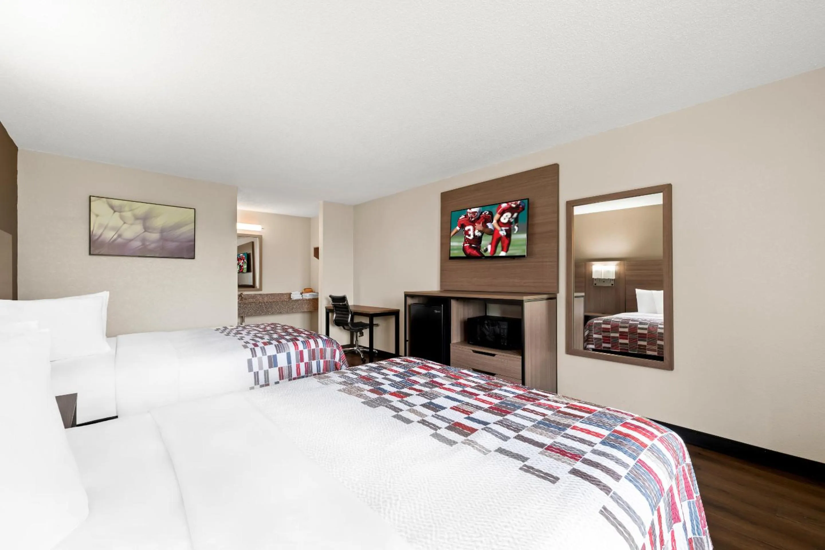 Photo of the whole room, Bed in Red Roof Inn Charlotte - Airport