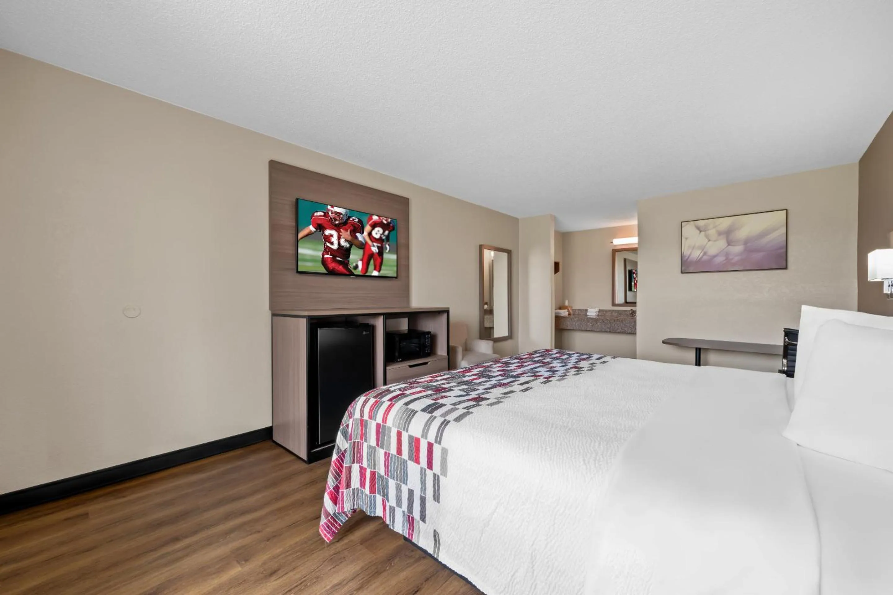 Photo of the whole room, Bed in Red Roof Inn Charlotte - Airport