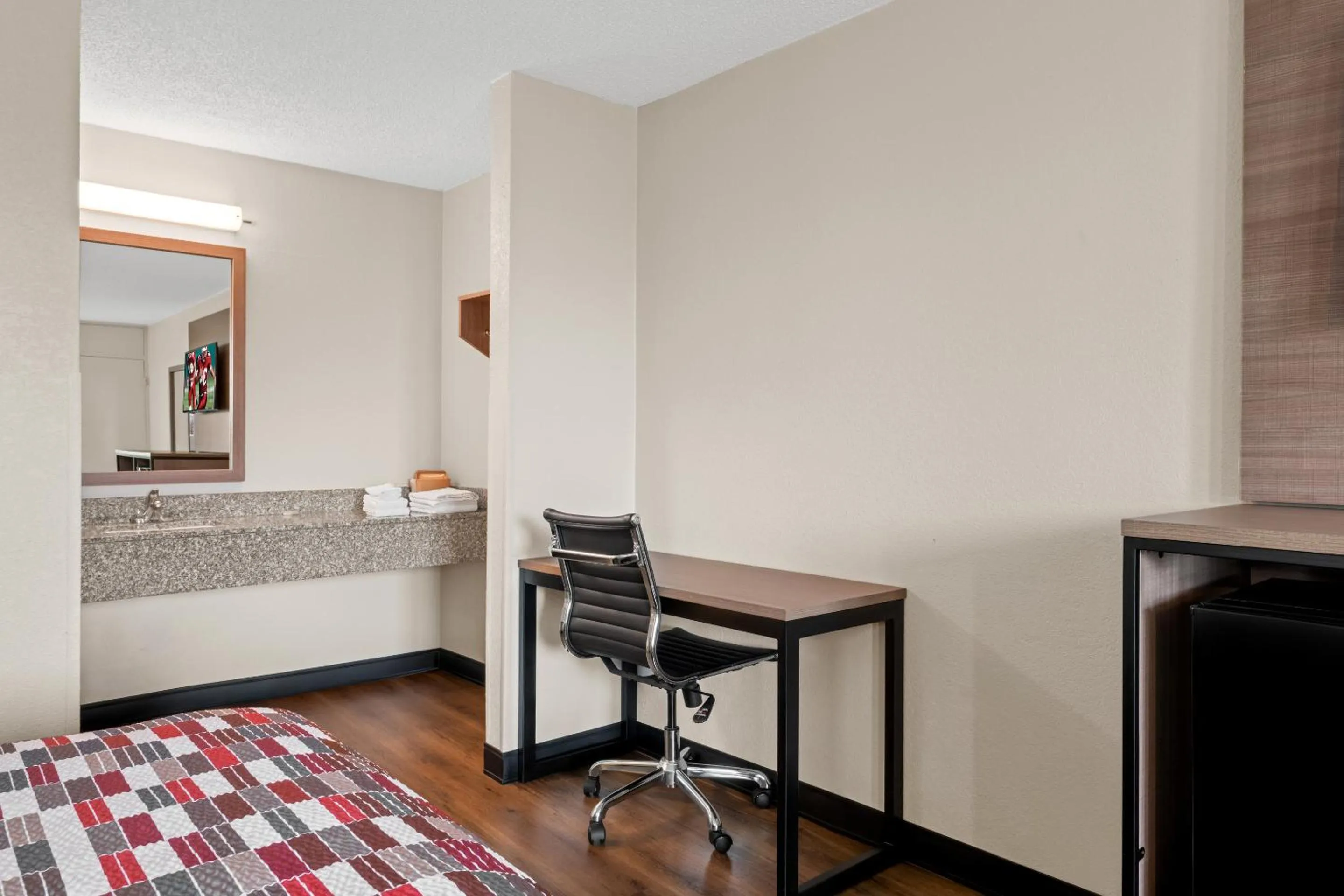 Photo of the whole room, Bed in Red Roof Inn Charlotte - Airport
