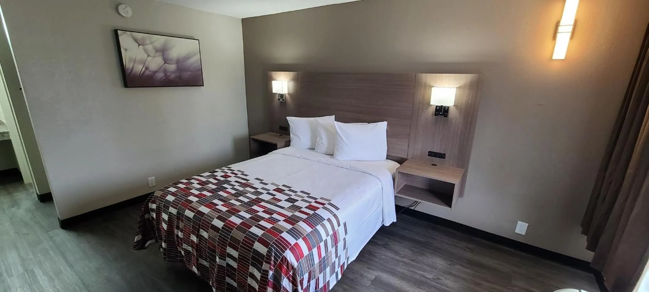 Photo of the whole room, Bed in Red Roof Inn Charlotte - Airport