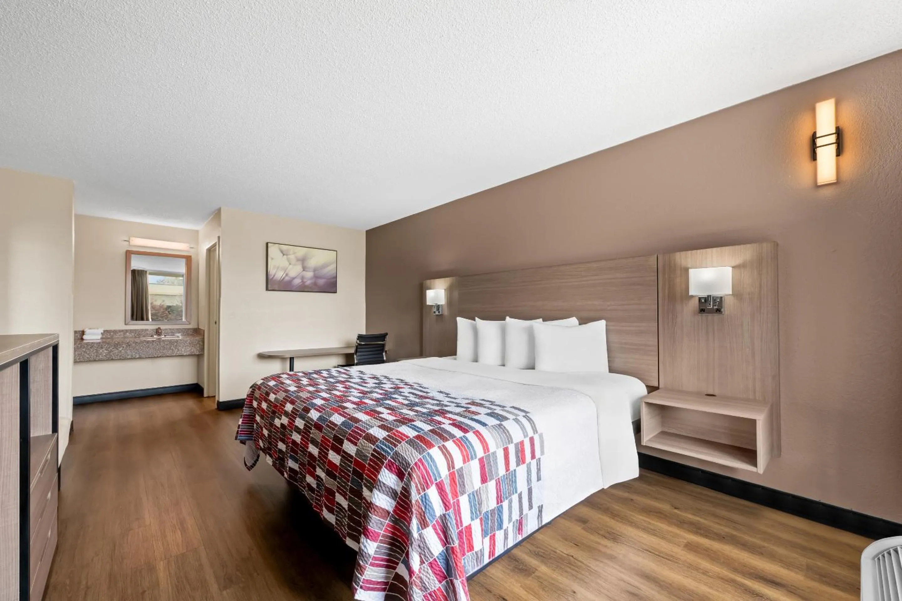 Photo of the whole room, Bed in Red Roof Inn Charlotte - Airport