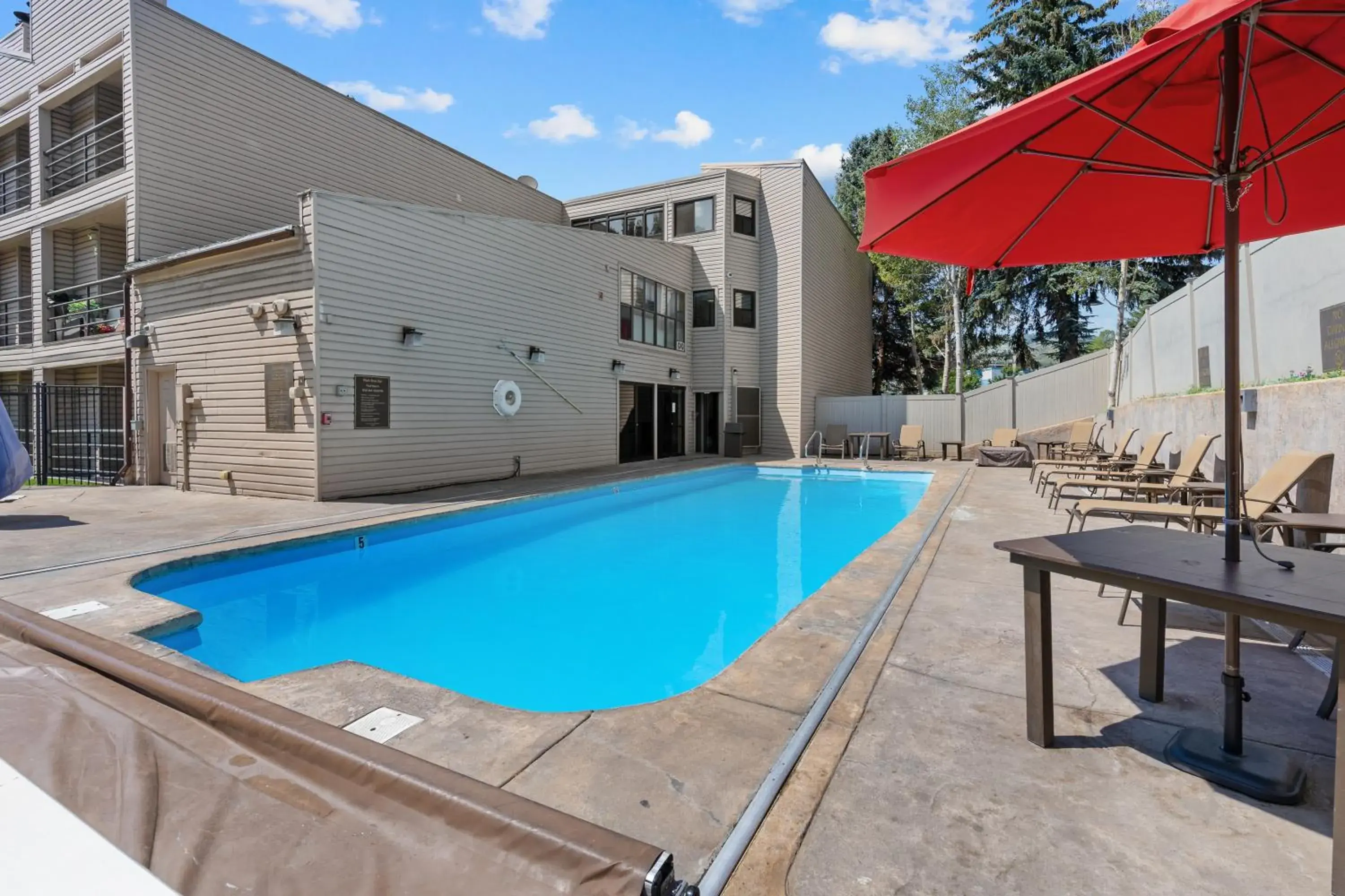 Swimming pool in The Christie Lodge – All Suite Property Vail Valley/Beaver Creek Swimming pool in The Christie Lodge – All Suite Property Vail Valley/Beaver Creek