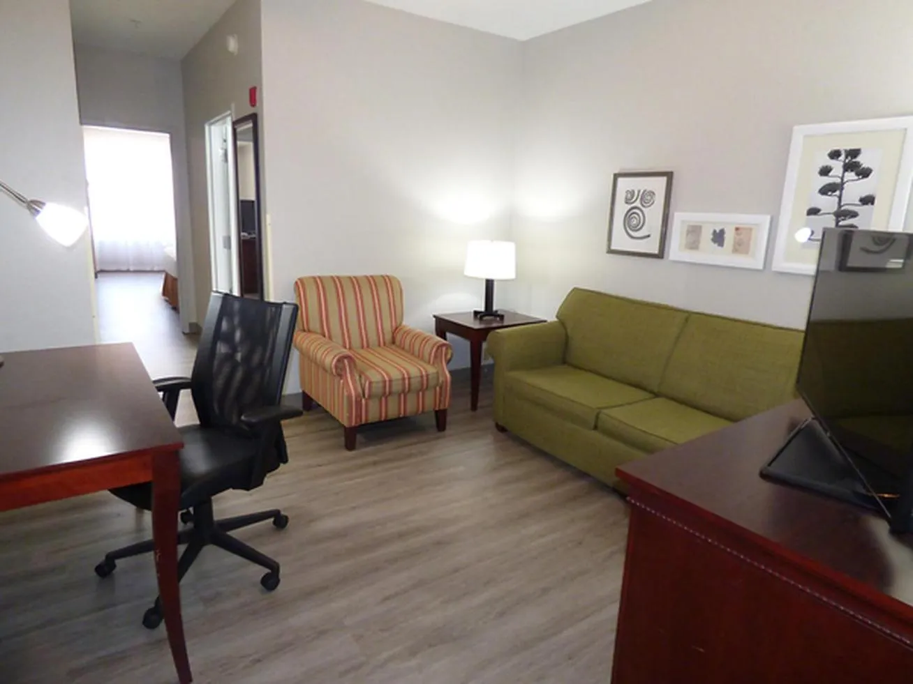 Living room in Country Inn & Suites by Radisson, Biloxi-Ocean Springs, MS