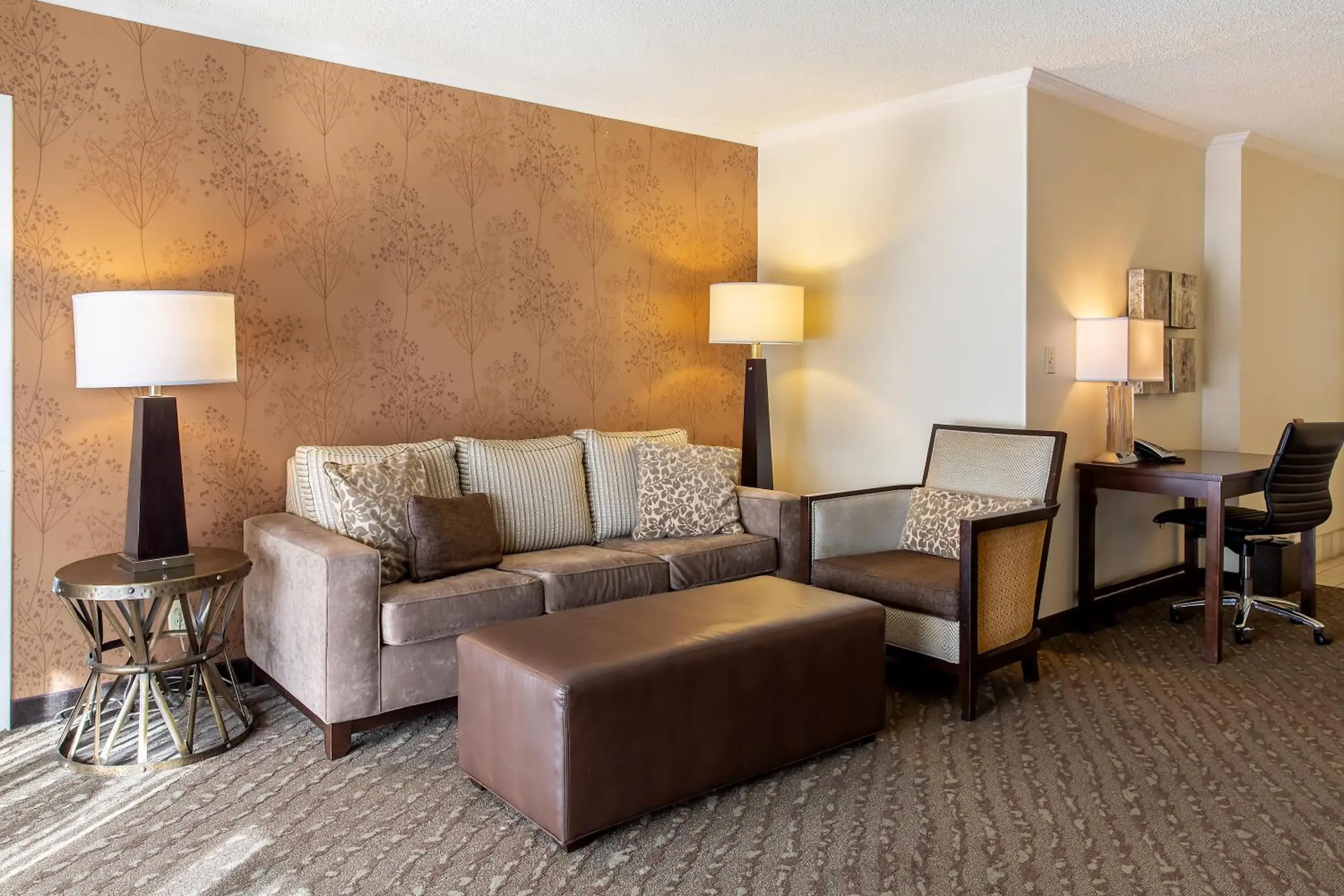 Living room, Seating Area in Valley River Inn Eugene/Springfield