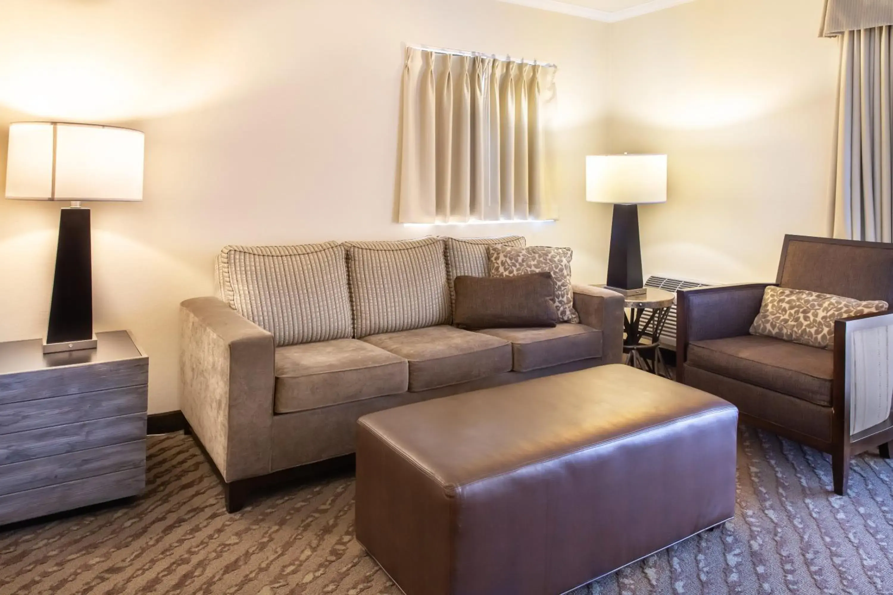 Living room, Seating Area in Valley River Inn Eugene/Springfield