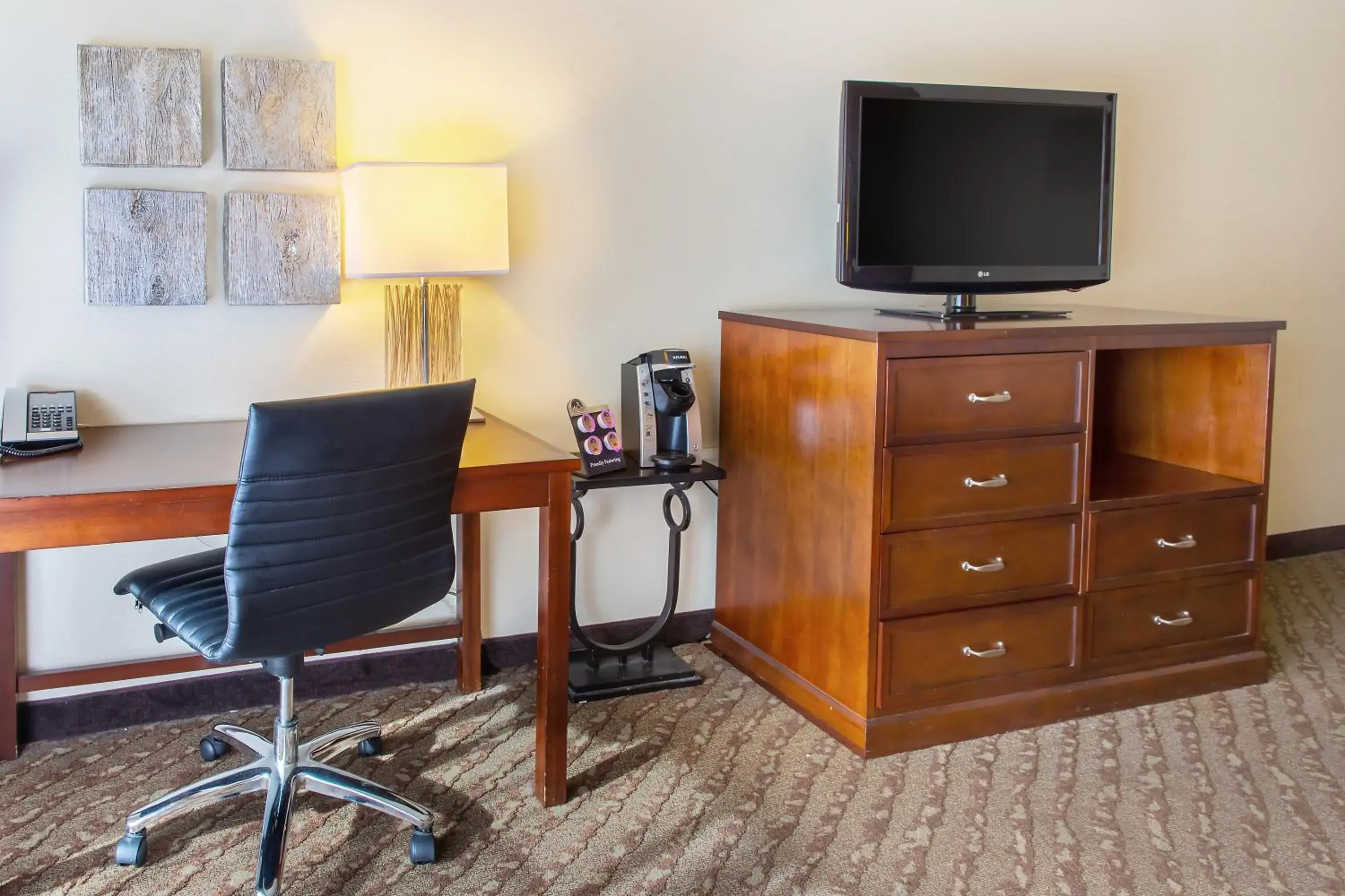 TV and multimedia, TV/Entertainment Center in Valley River Inn Eugene/Springfield